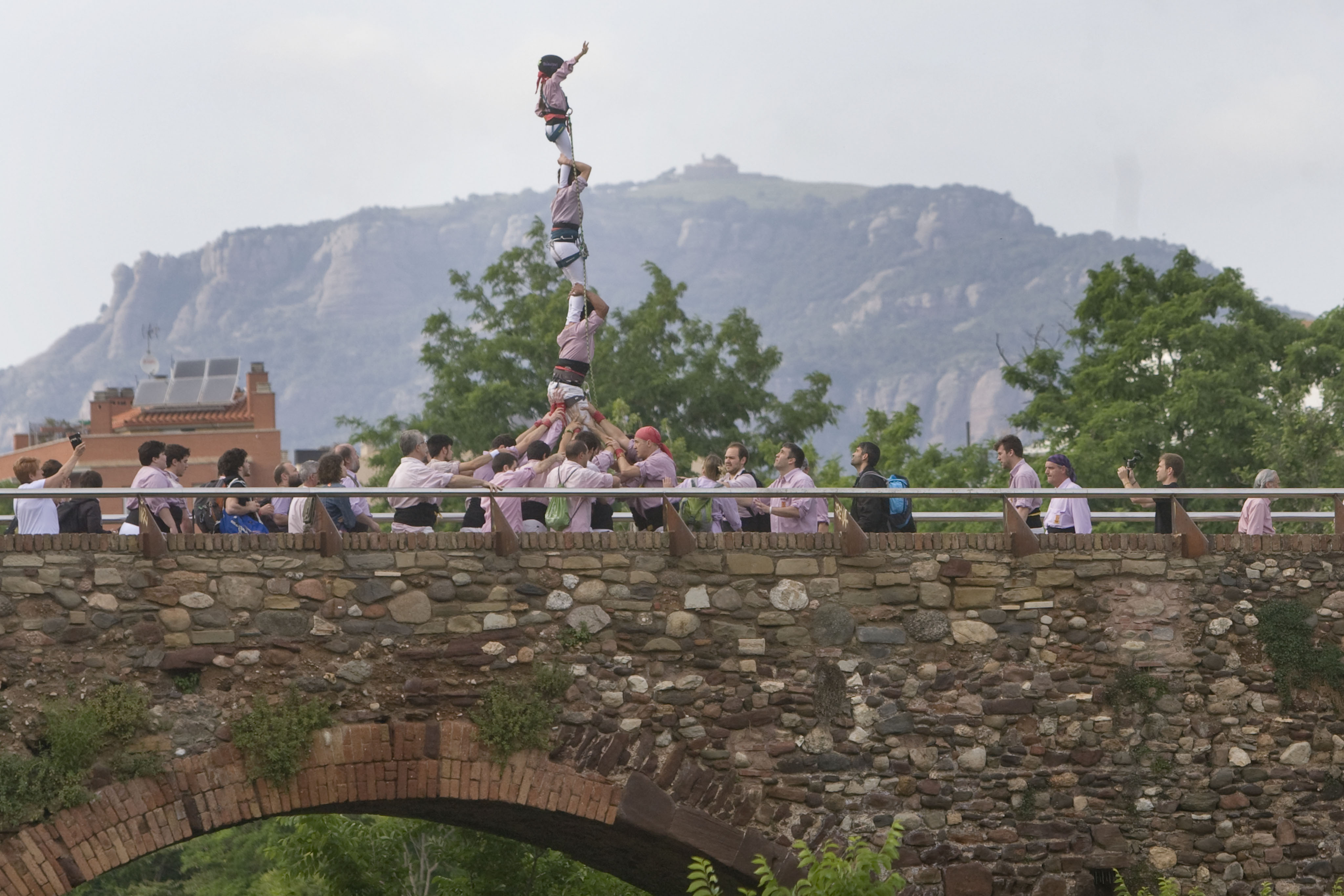 Un Límbic amb un pilar dels Minyons de Terrassa caminant