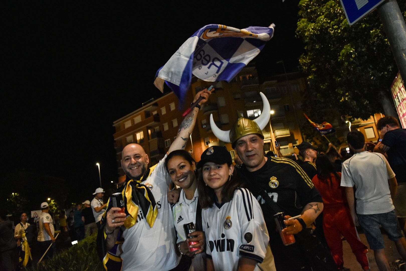 Madridistes celebrant la victòria a la Plaça de l'Aigua