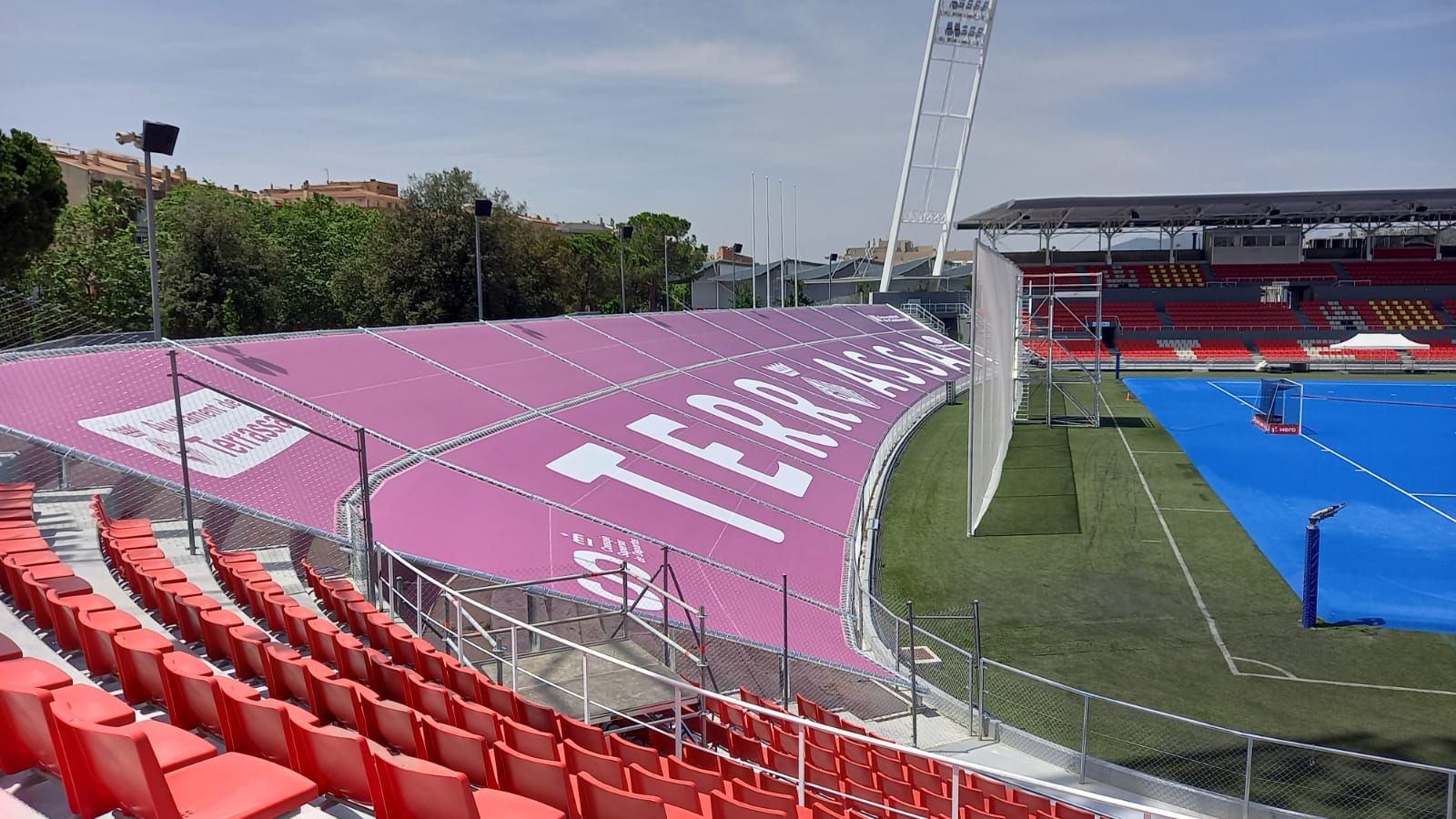 Instal·lada la lona del gol sud a l'Estadi Olímpic