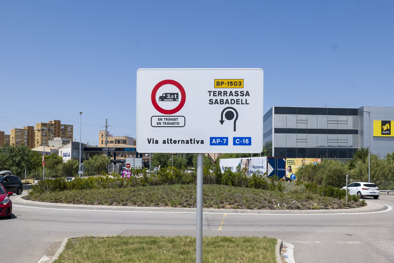 Rubí prohibeix el pas de camions per l’avinguda de l’Estatut