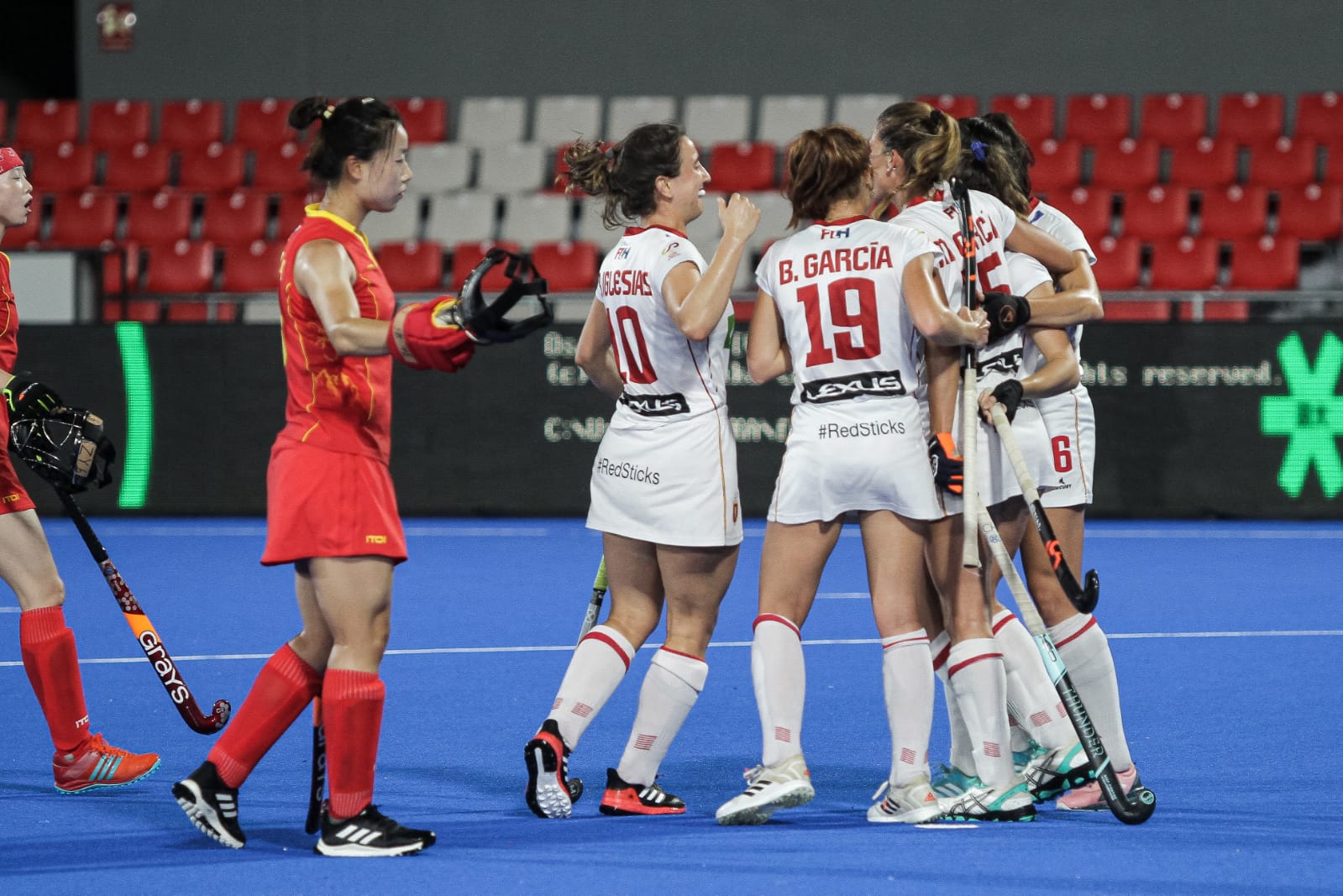 La selecció femenina goleja 4-0 la Xina a l'Olímpic