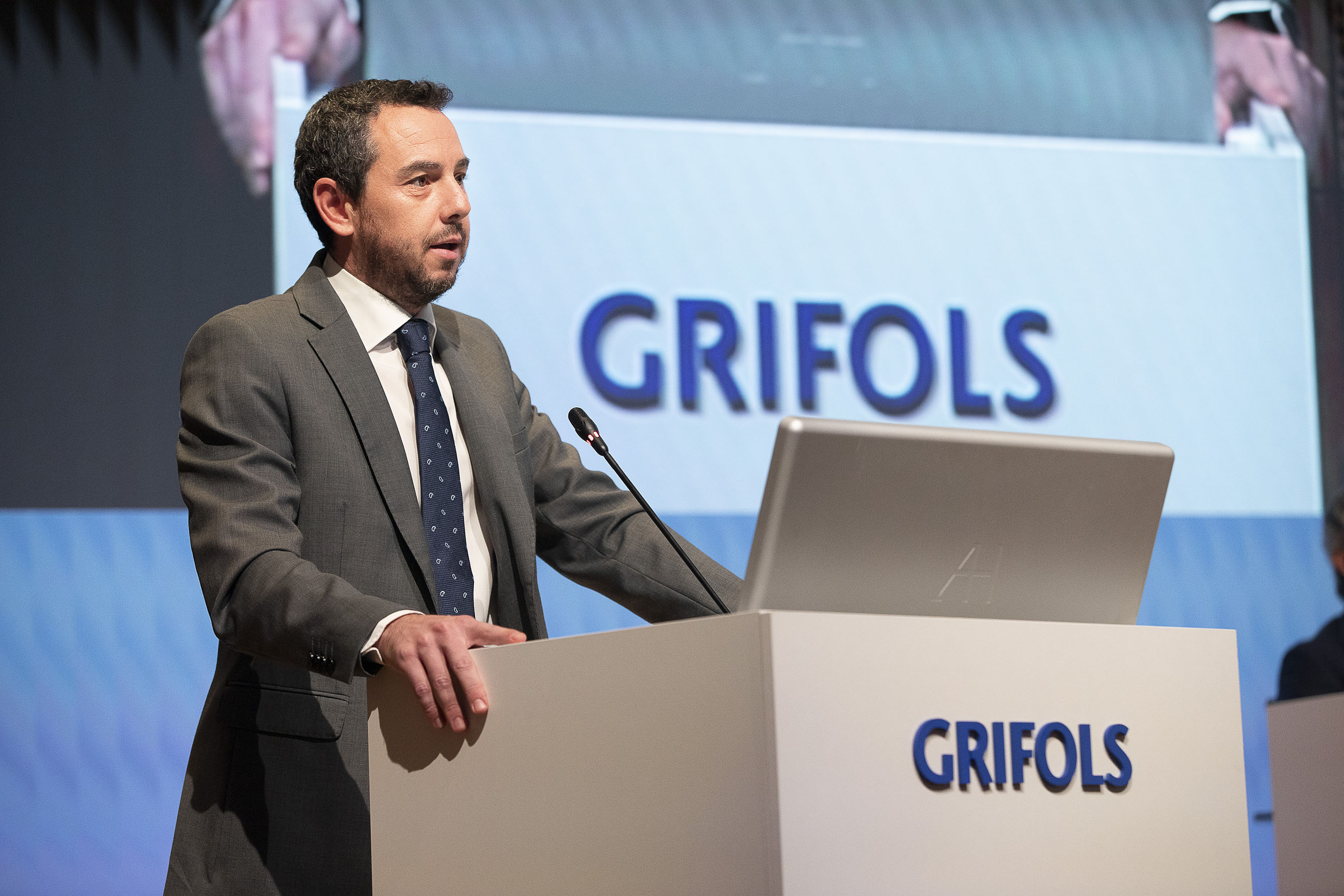 Grifols es compromet a reduir el deute