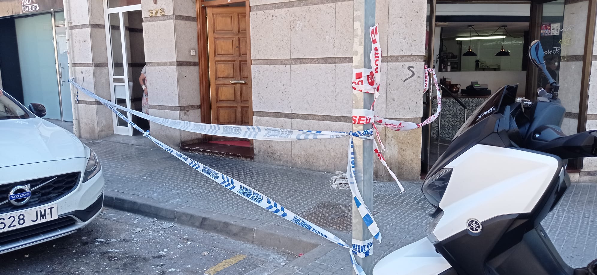 Cau una cornisa al carrer a Terrassa