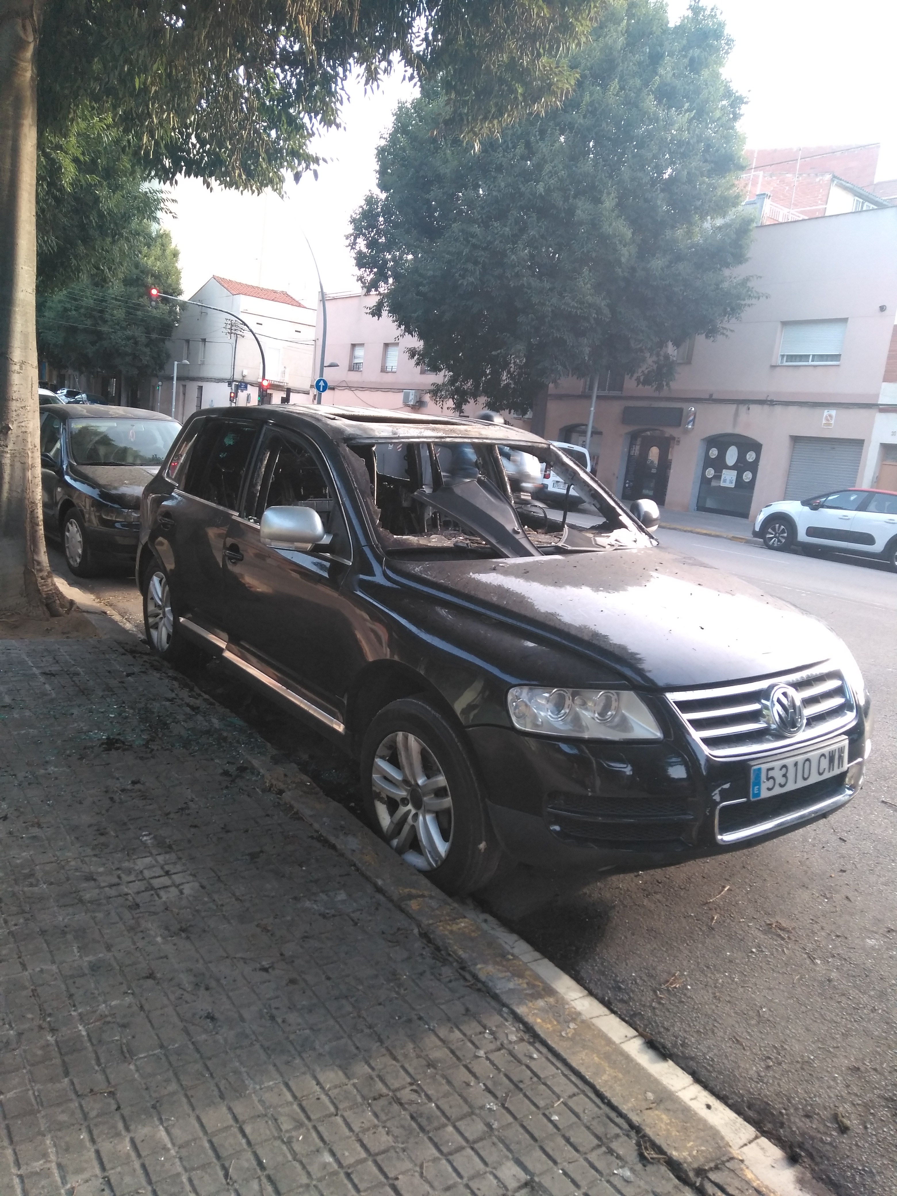 Crema un vehicle a l'avinguda d'Àngel Sallent de Terrassa
