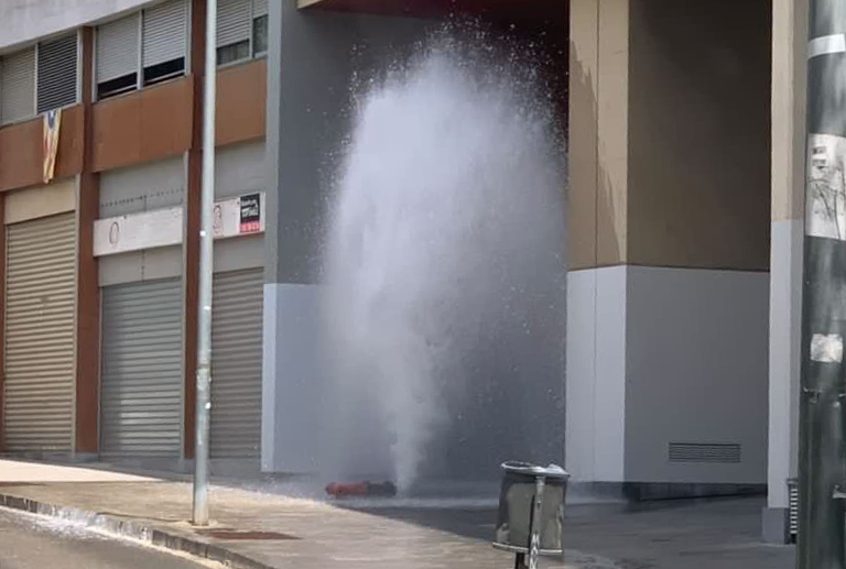 VÍDEO | Espectacular fuita d'aigua al Centre de Terrassa