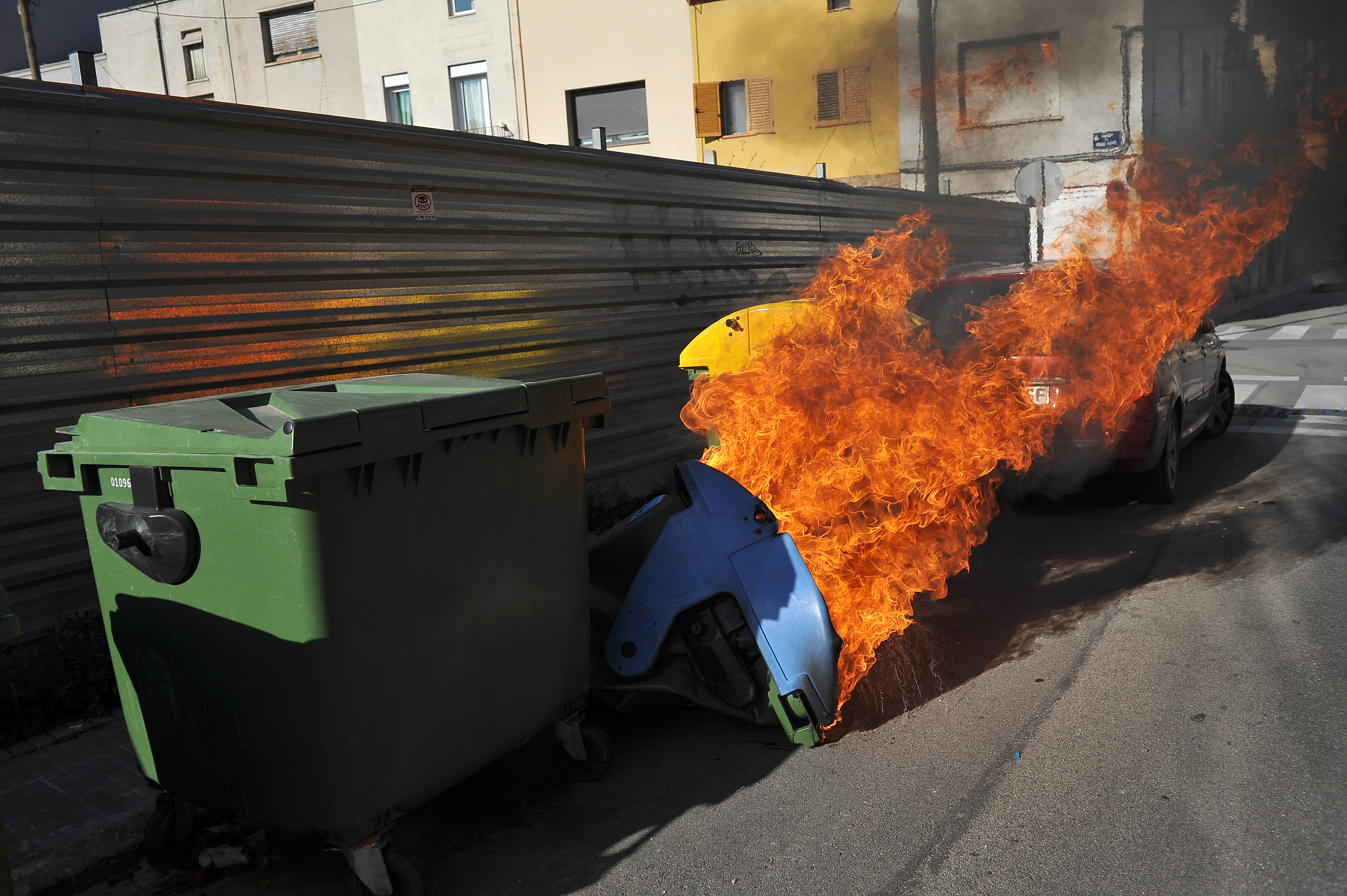 Onada de focs en contenidors i vehicles a Terrassa