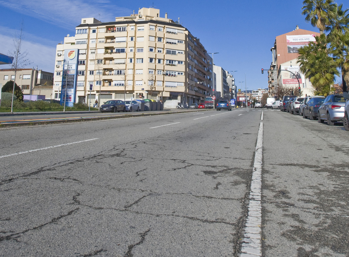 Netegen a Terrassa una perillosa taca d'oli a la calçada