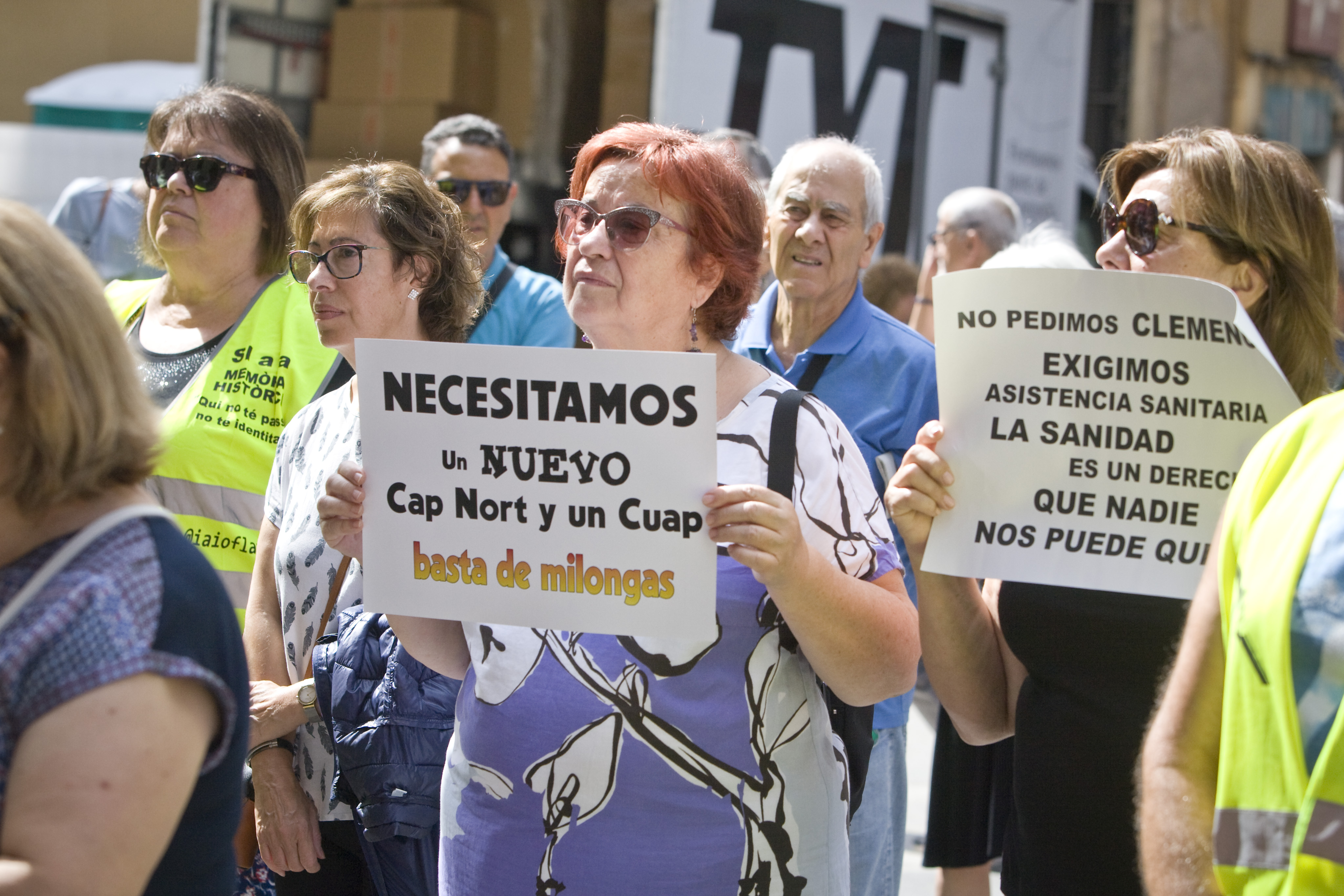 Protesta a Terrassa contra la gestió mixta del CAP Can Roca