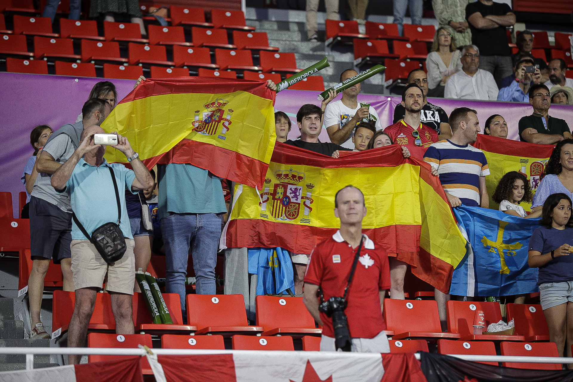 Uns tres mil espectadors en l'inici del Mundial