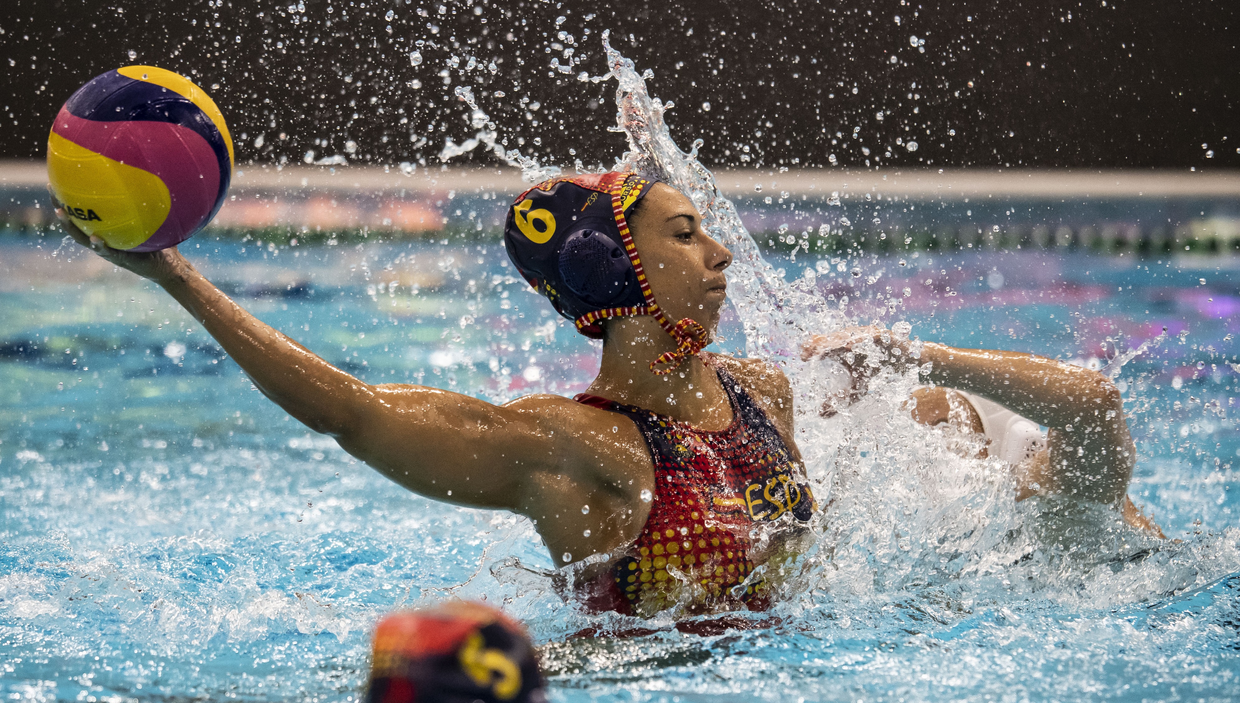 La selecció femenina de waterpolo goleja 32-3 Sèrbia