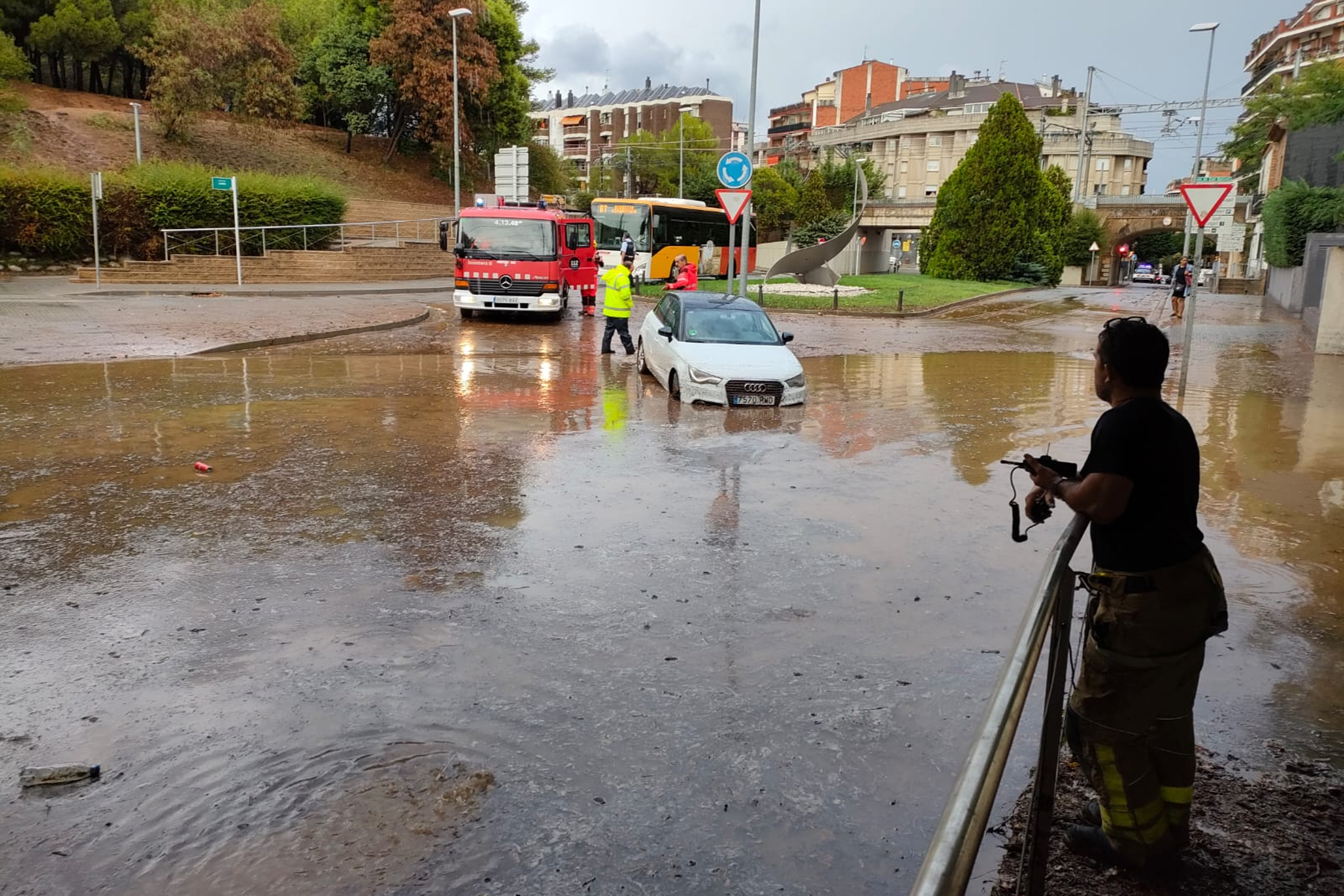 La pluja deixa atrapats alguns vehicles a Sant Cugat del Vallès