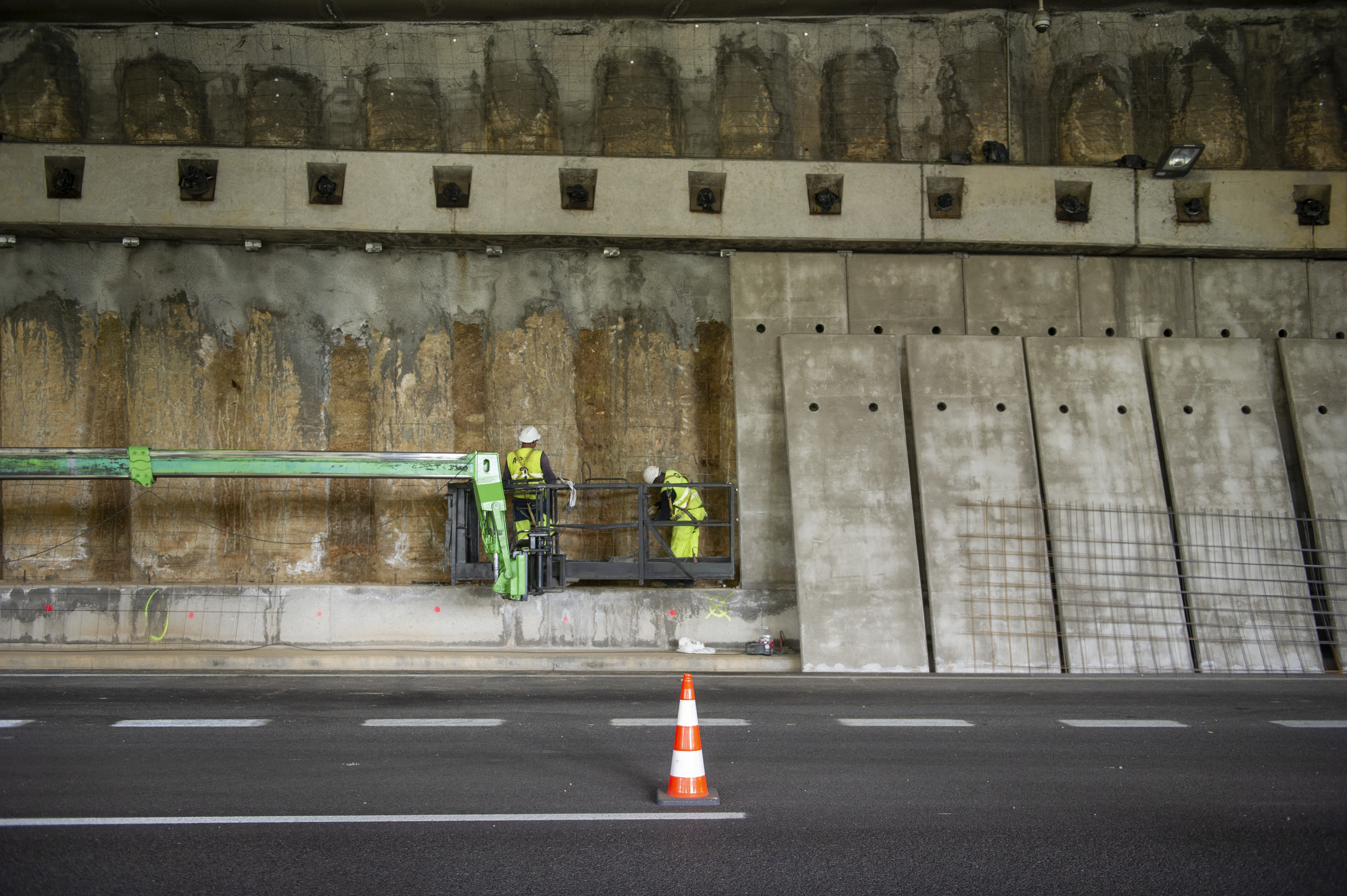 Espectacular intervenció a la B-40 per millorar el drenatge a Can Trias