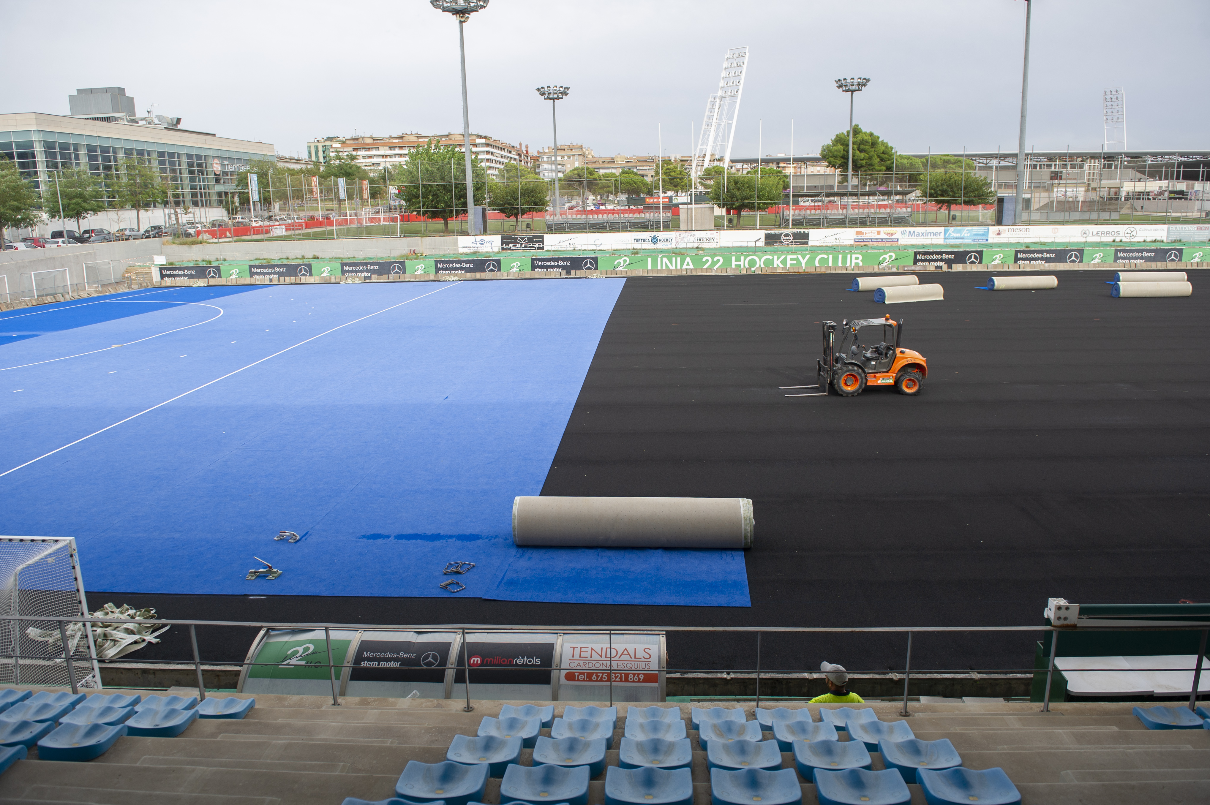 Comencen a col·locar la gespa a l’Estadi Martí Colomer