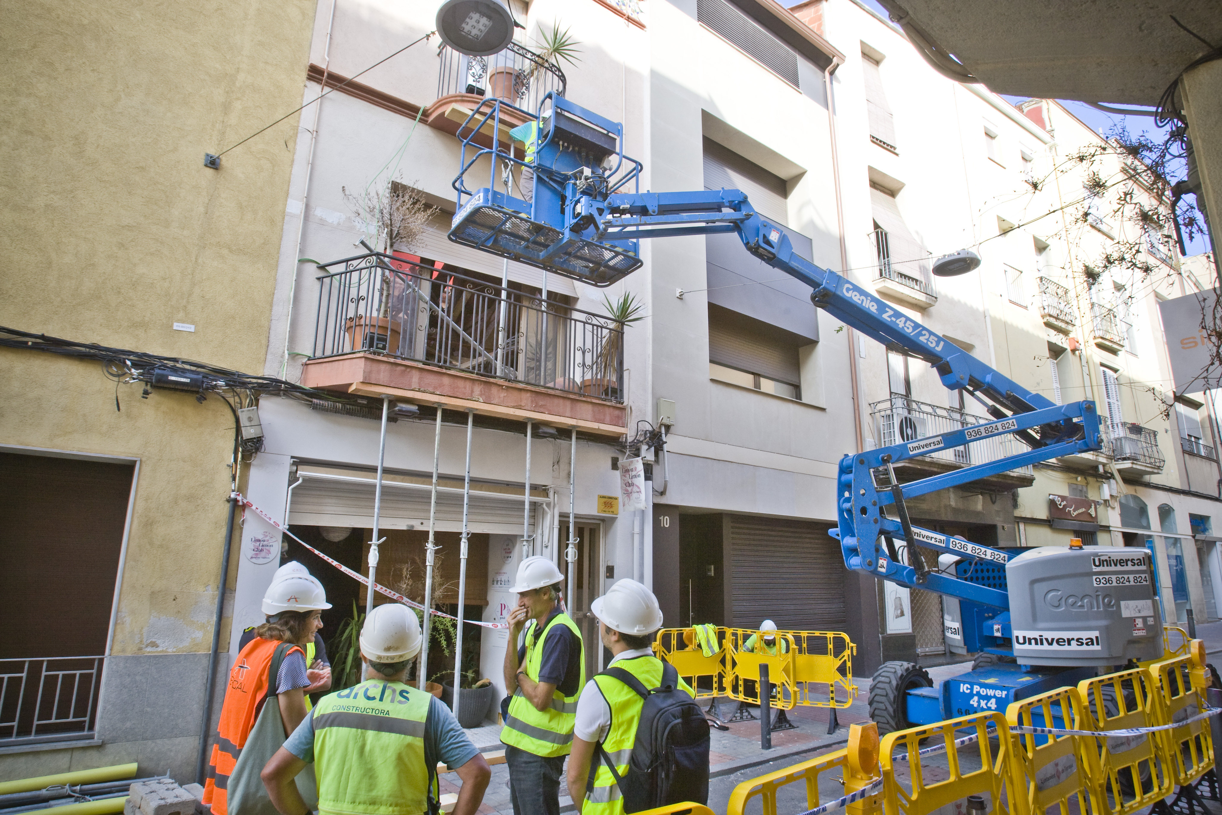 FOTOS | Apuntalen la casa ensorrada al carrer de la Rutlla de Terrassa