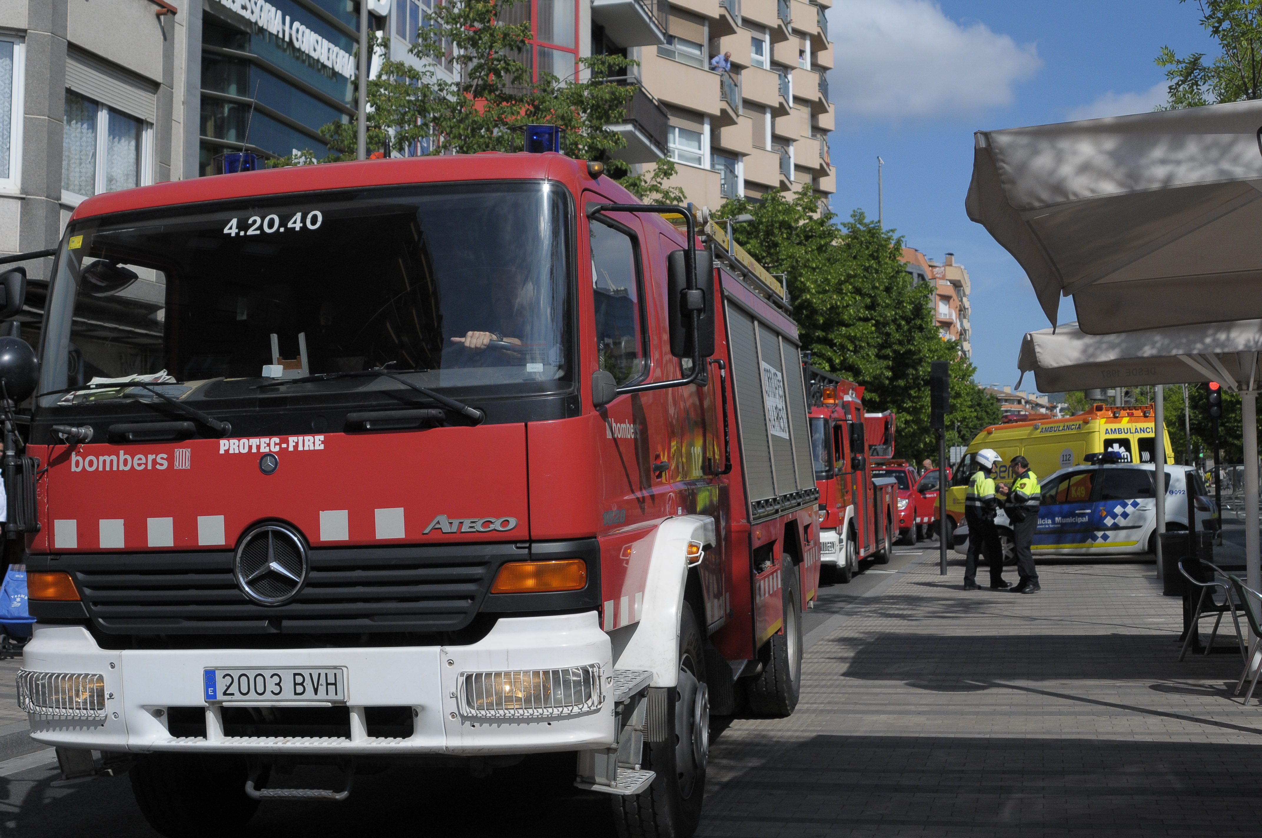 Un camió carregat de contenidors bolca a Terrassa
