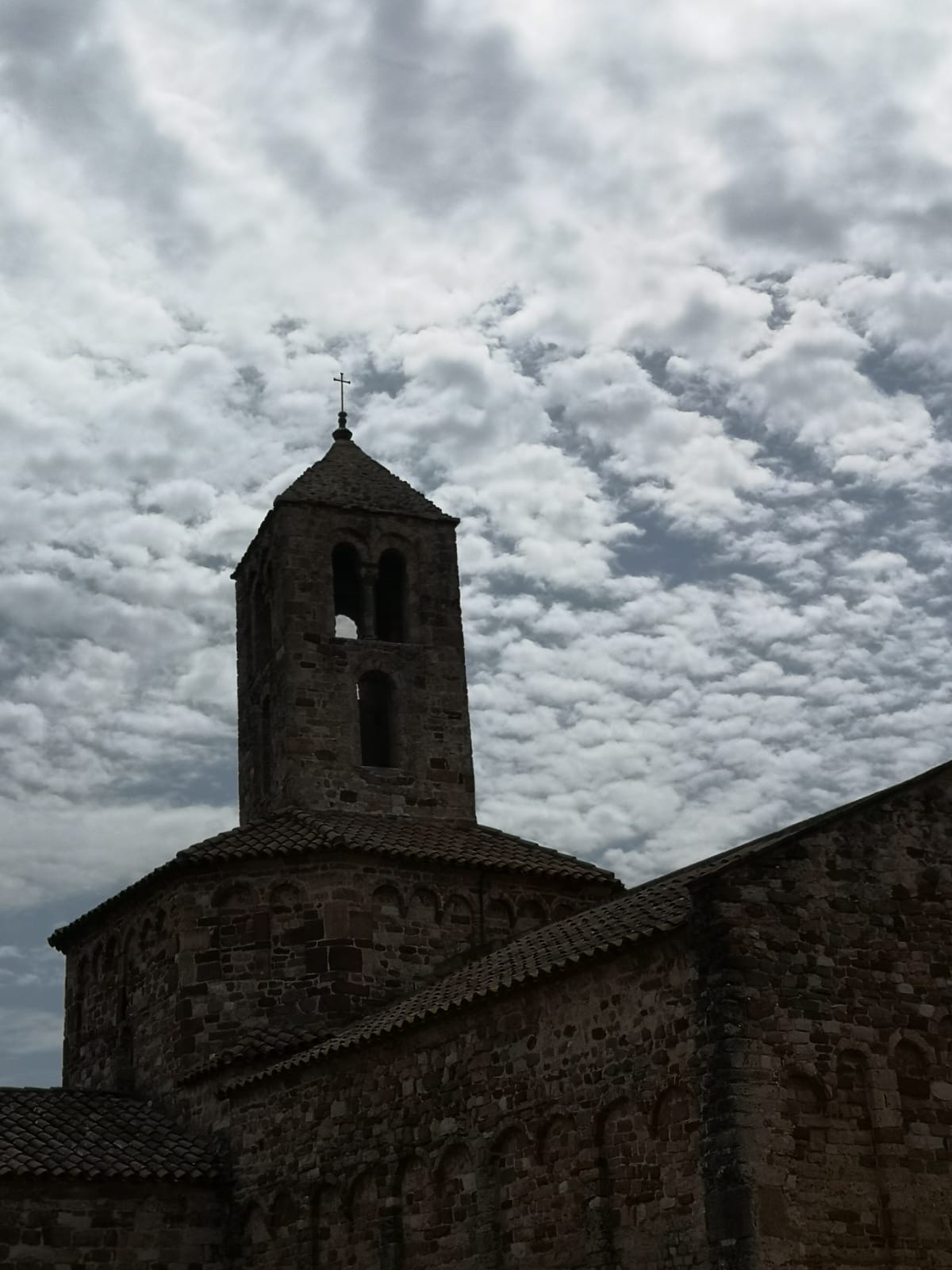 Núvols i clarianes i algun possible plugim