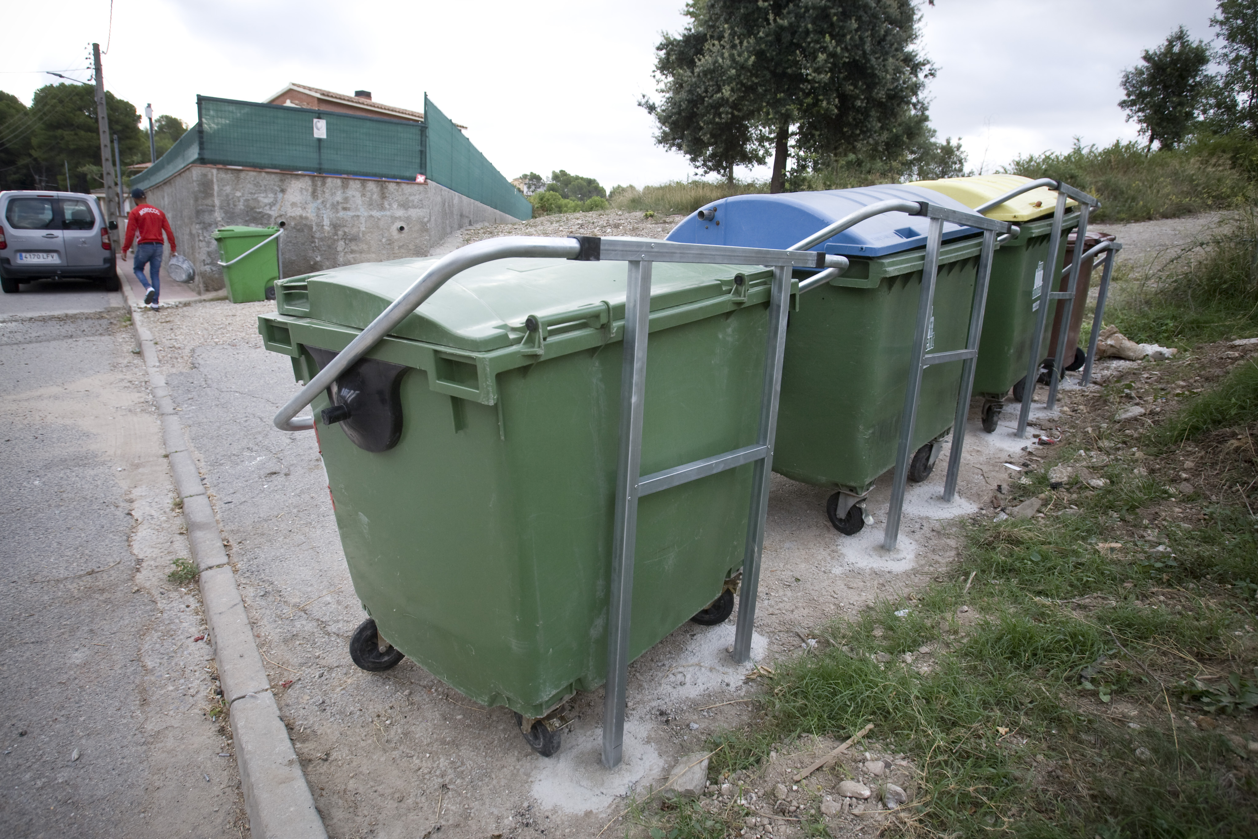 Contenidors de Terrassa protegits contra els senglars que els bolquen