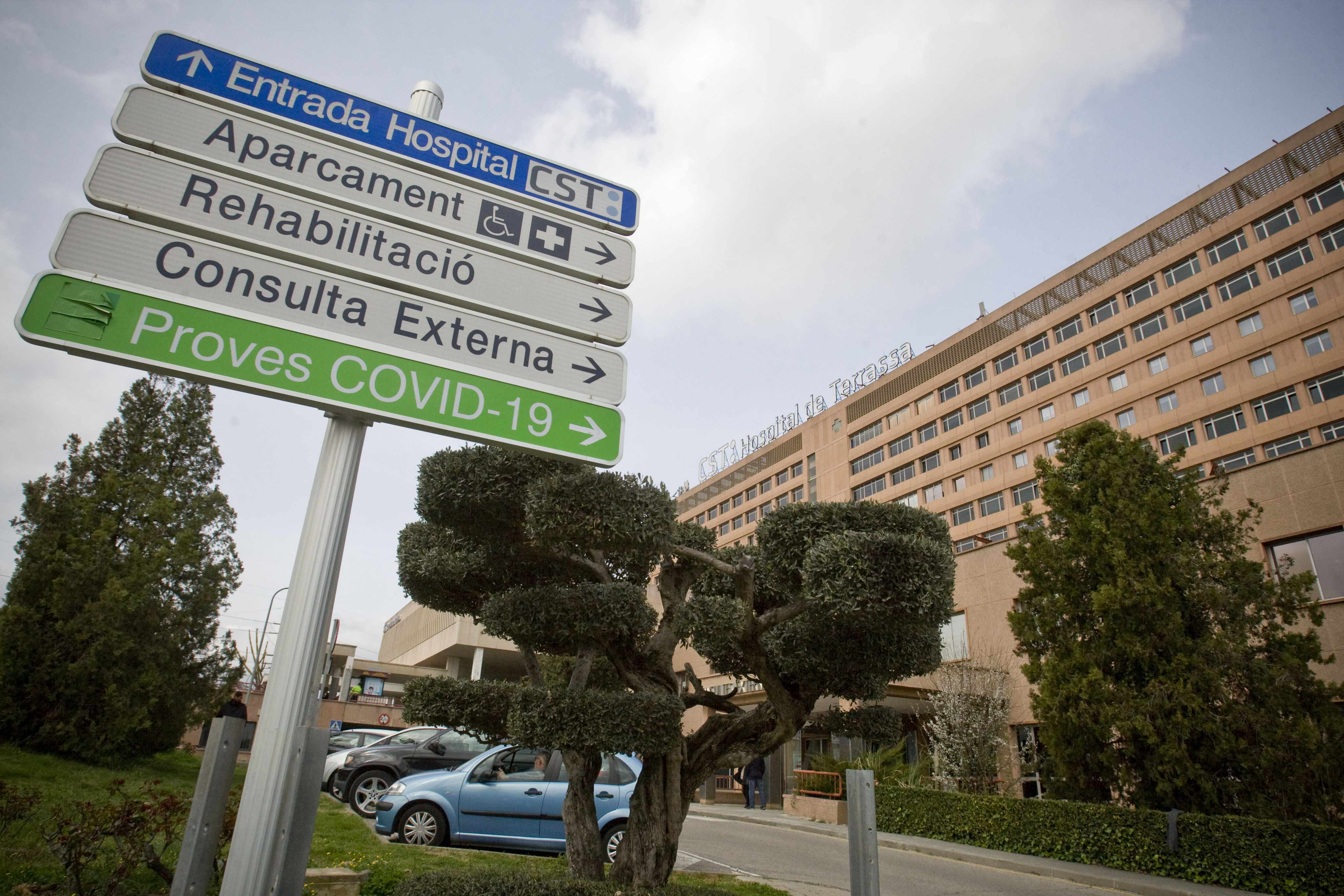 Incendi d'un camió al pàrquing de l'Hospital de Terrassa