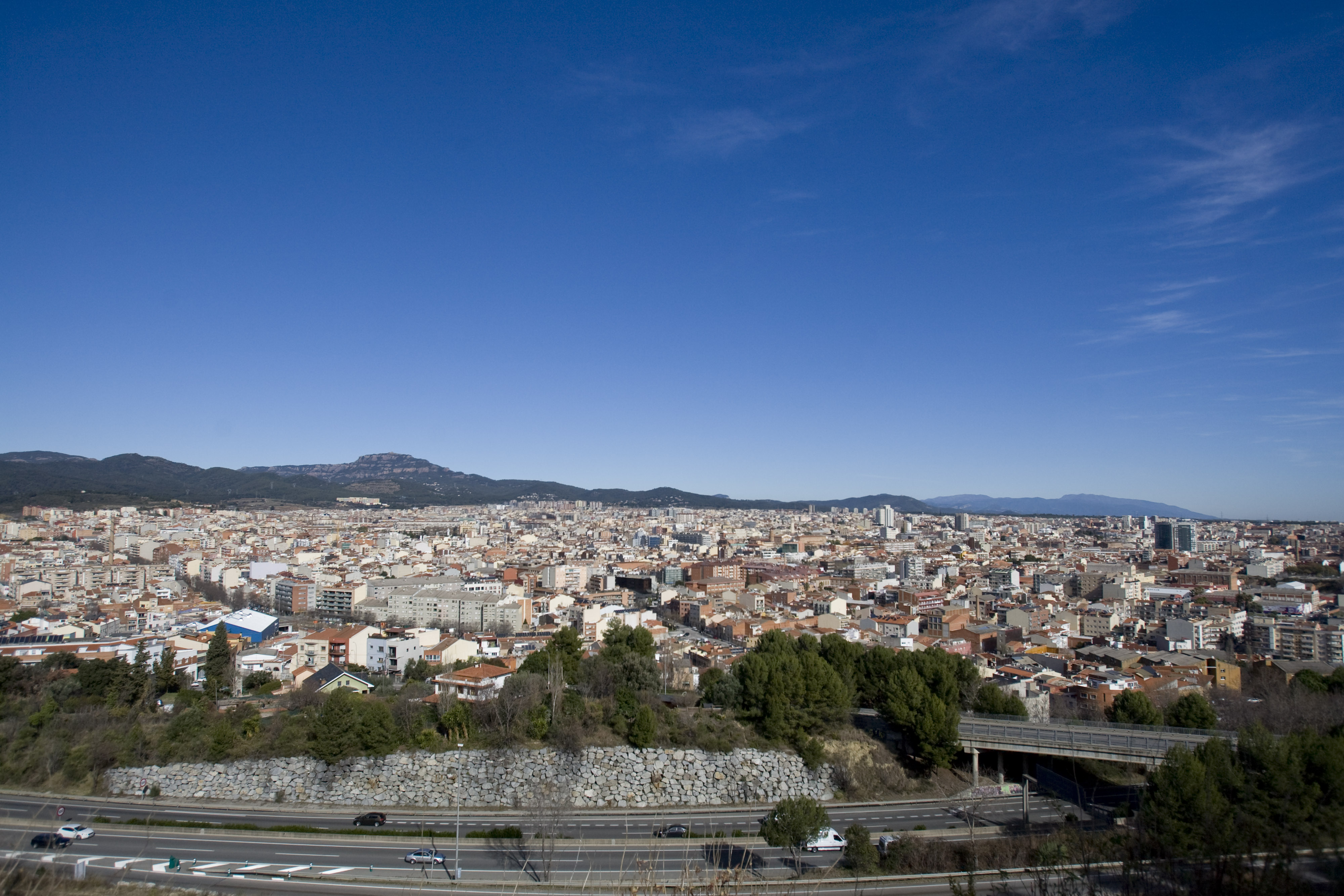 Cel clar al matí i alguns núvols a la tarda