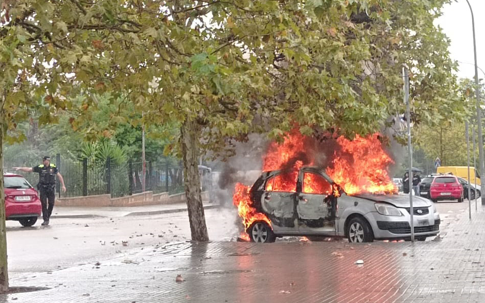 Un incendi destrueix un vehicle a Terrassa