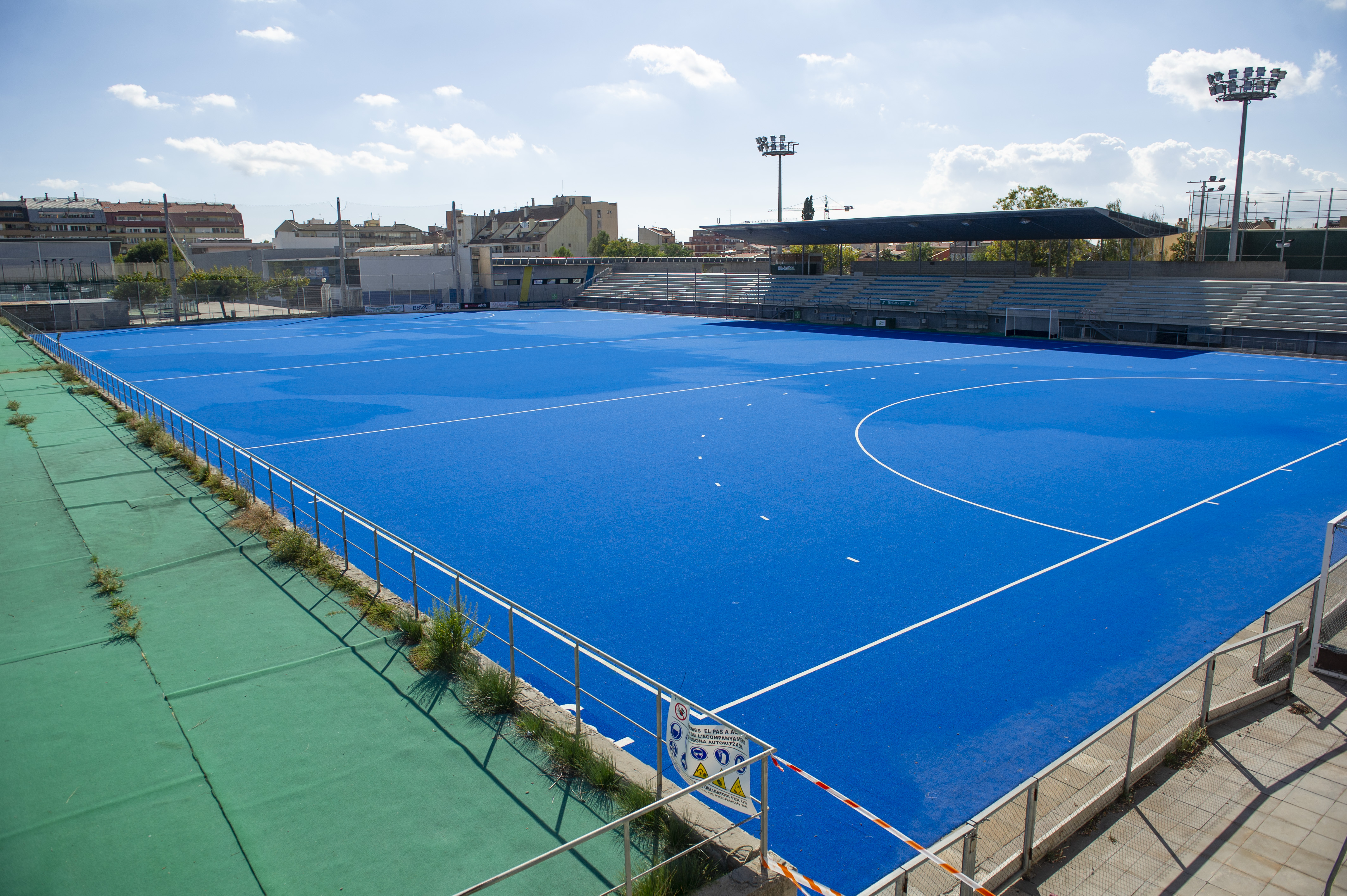 Instal·lada la gespa de l'estadi de hockey Martí Colomer