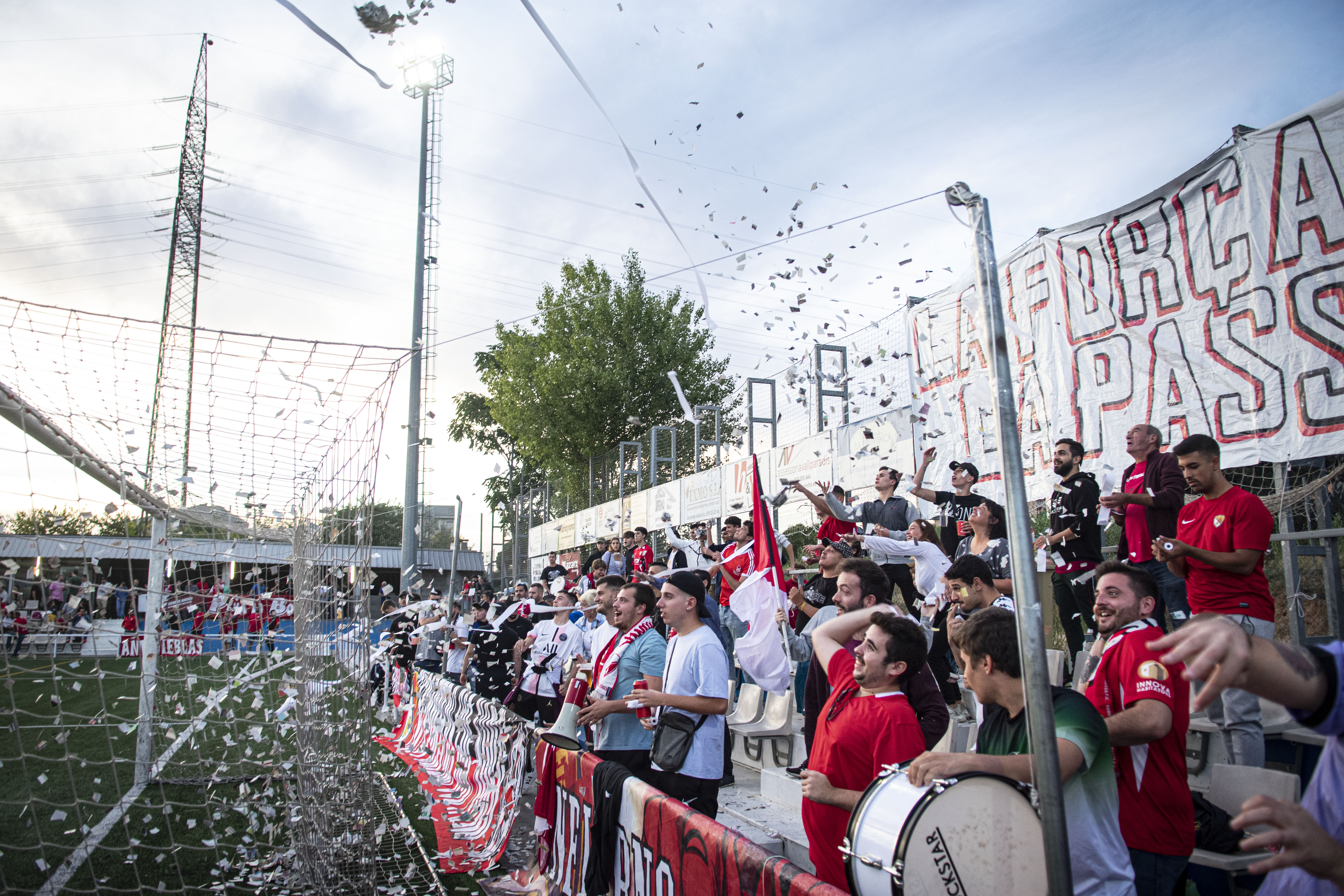 Multa de 100 euros al Terrassa FC per llançar papers