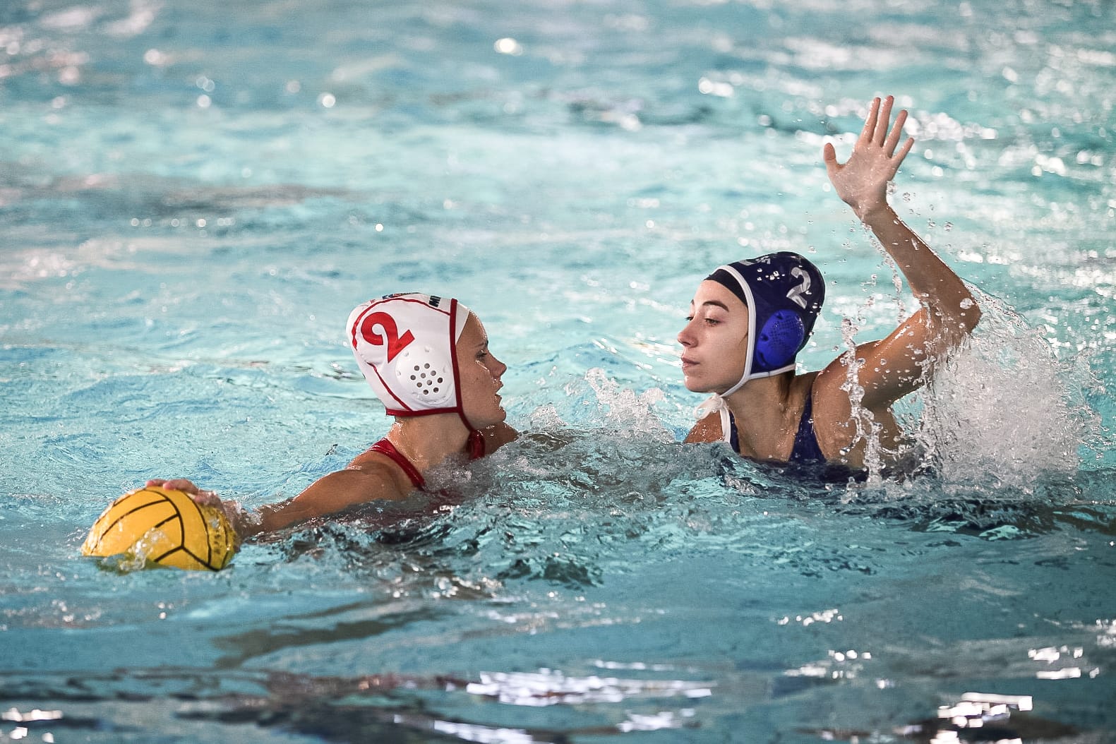 Golejada del CN Terrassa femení a la piscina del Barceloneta