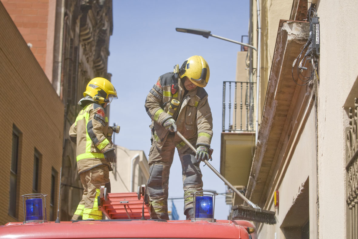 Els bombers sanegen d'urgència una façana en mal estat