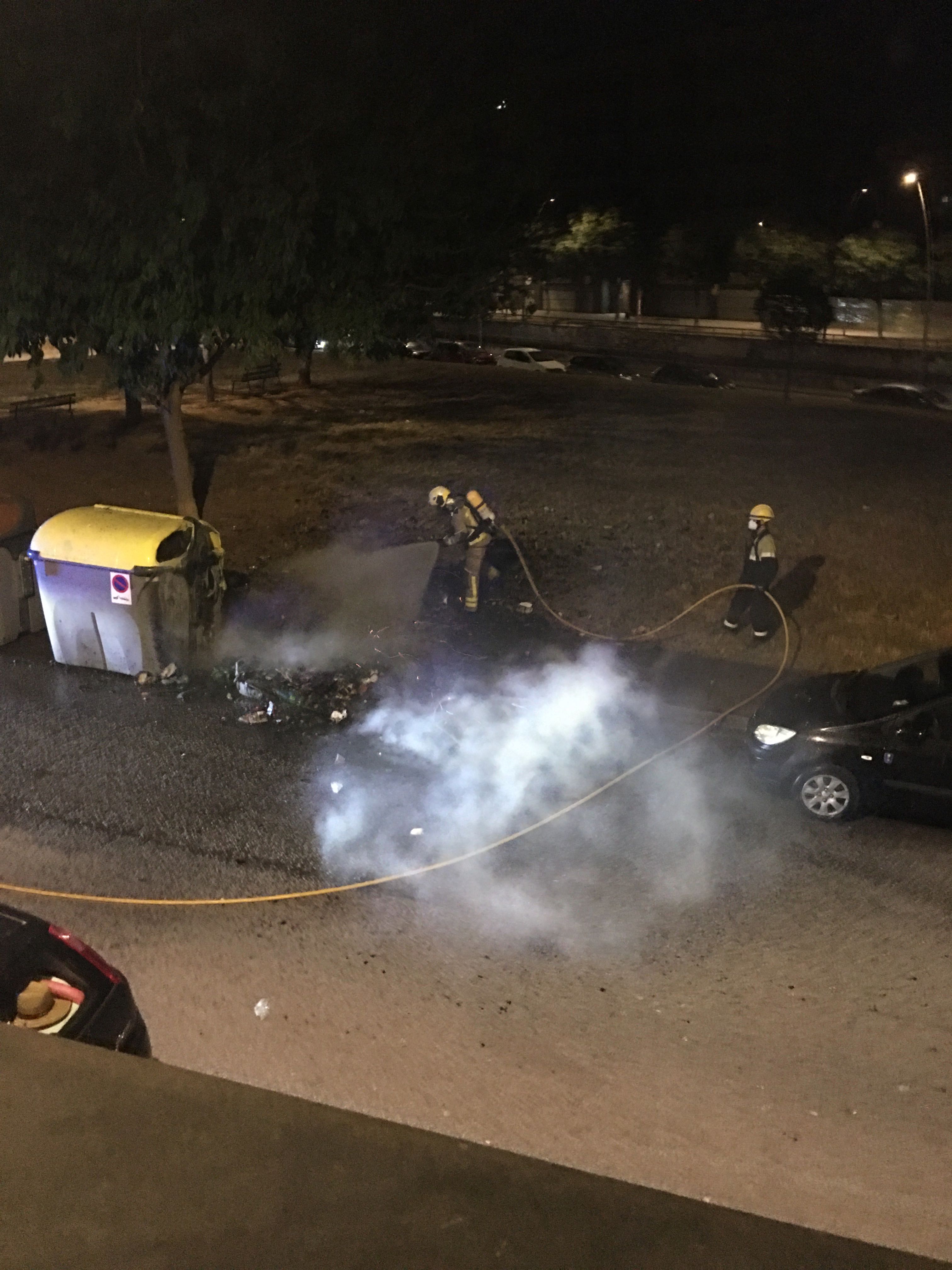 Contenidors i un vehicle cremats a Terrassa