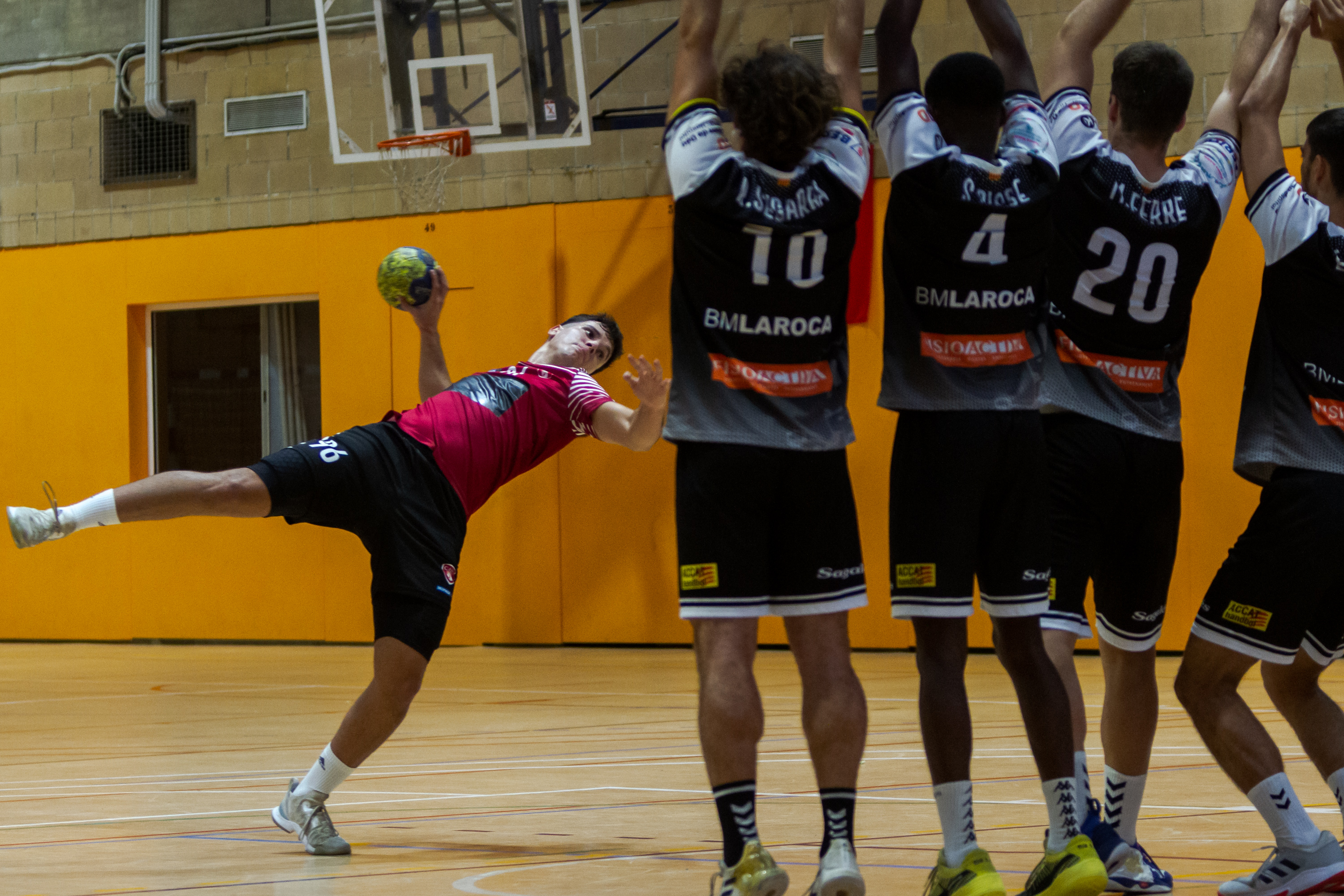El líder no dona opció a l’Handbol Terrassa