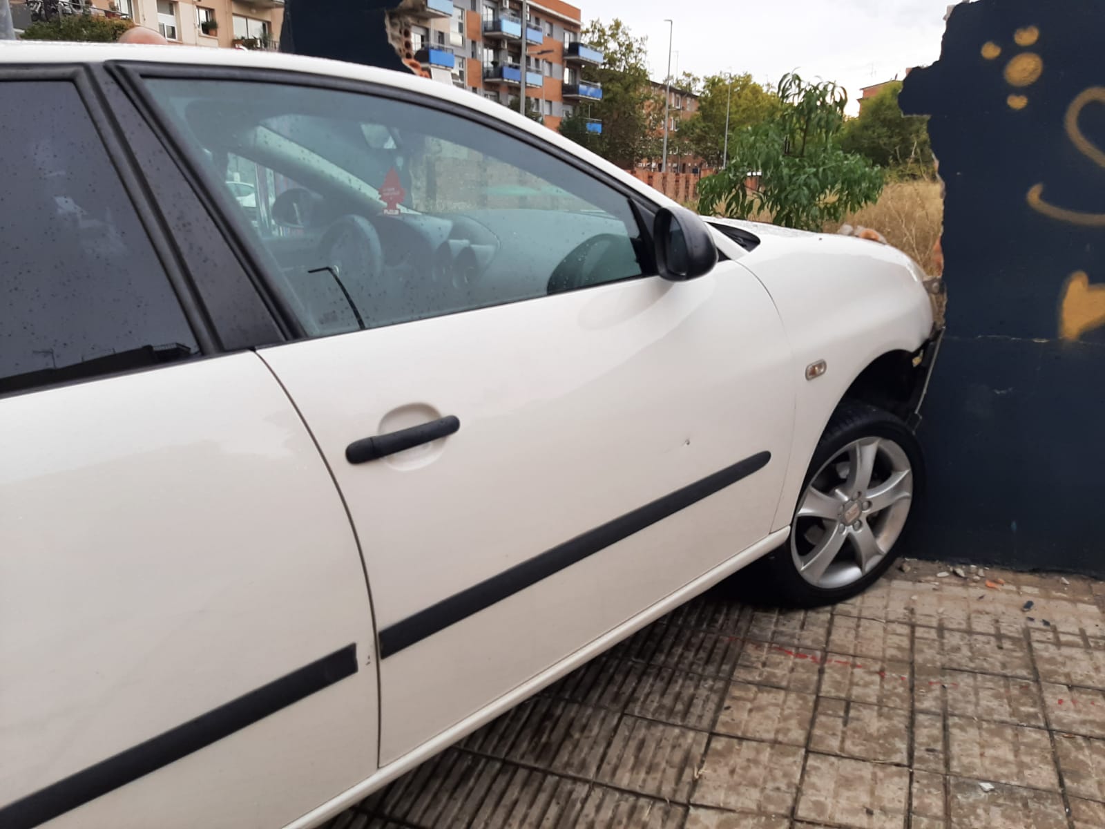 Un vehicle destrossa un mur a Terrassa