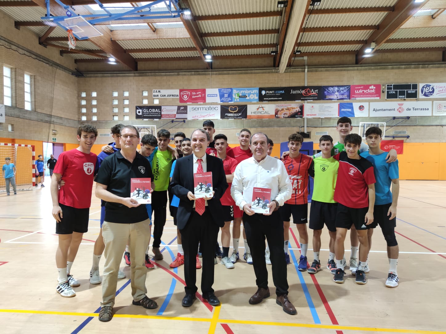 Fondevila escriu la història de l’handbol local