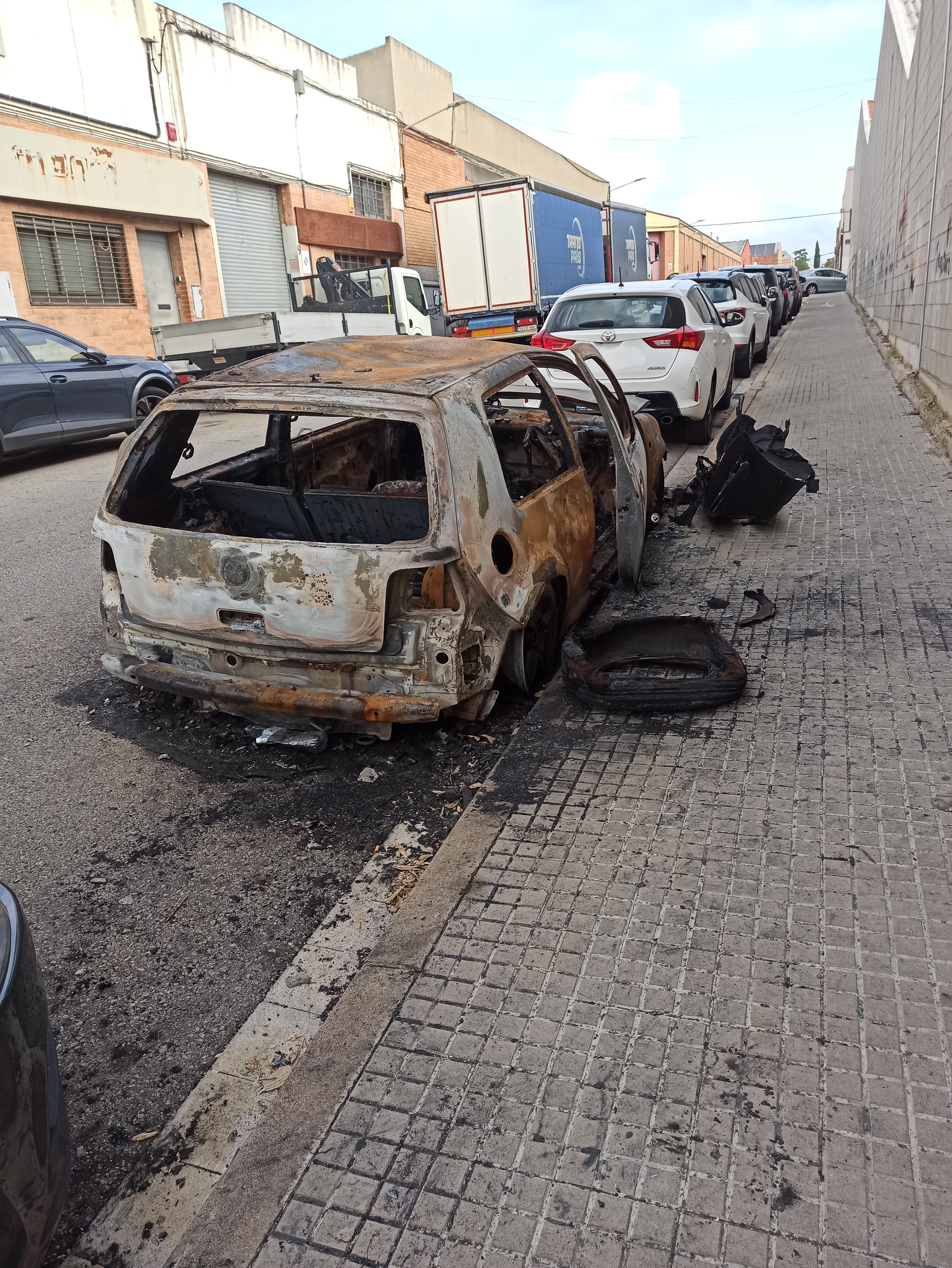 Queixes a Terrassa per un vehicle cremat i altres abandonats