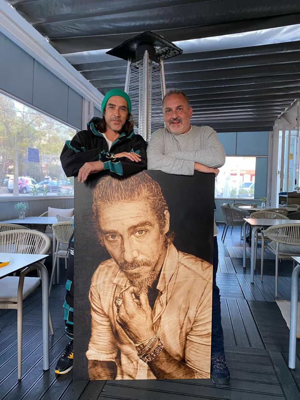 L'artista de Terrassa Julián López dibuixa amb foc Óscar Jaenada