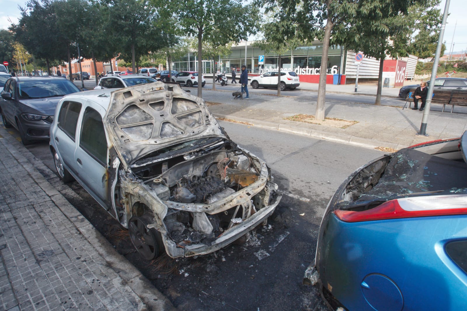 Dos vehicles, afectats per un incendi a Terrassa