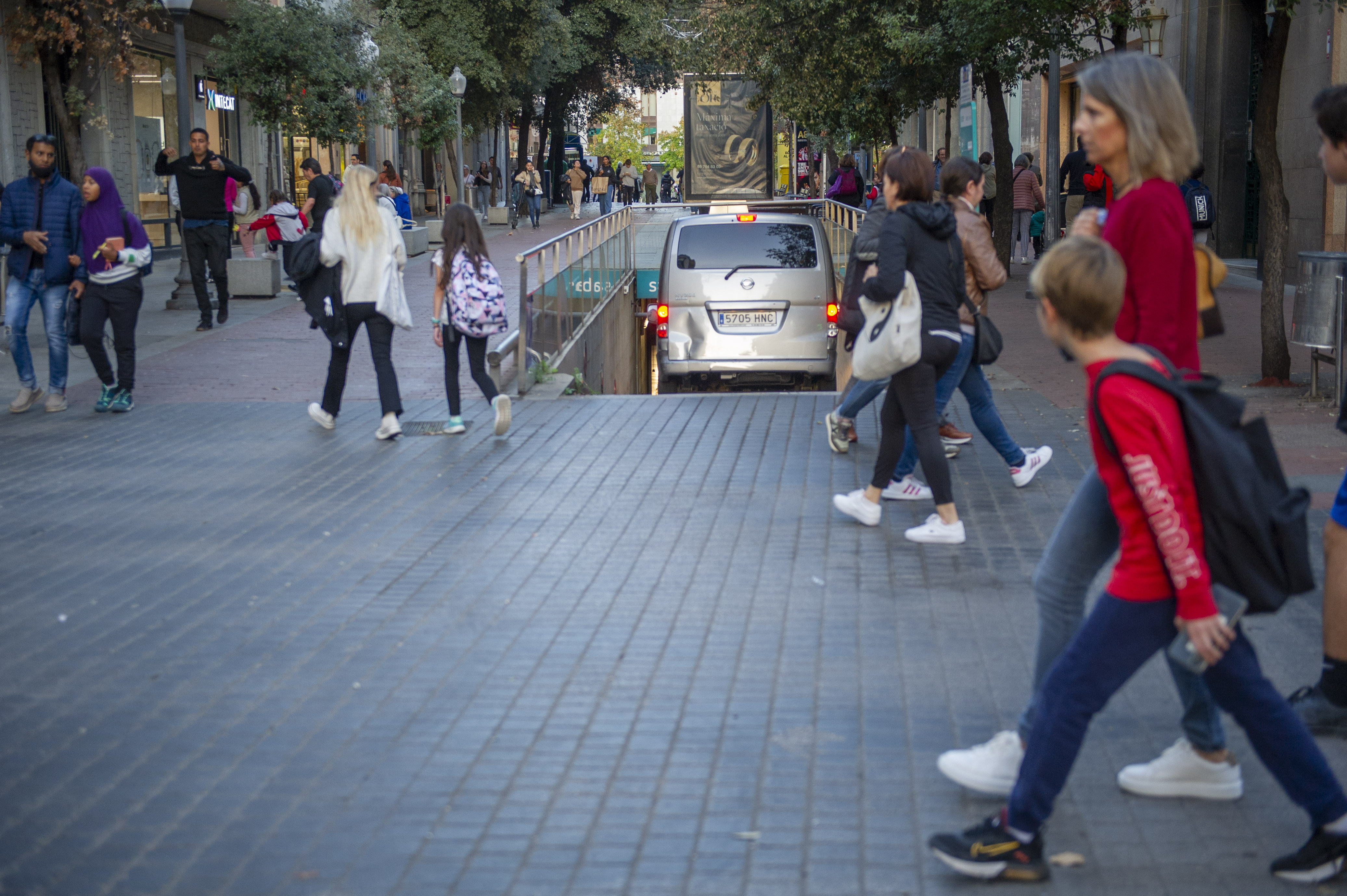 Una línia blava fins als pàrquings de l’illa de vianants