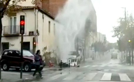 VÍDEO | Fuita d'aigua en un carrer de Terrassa
