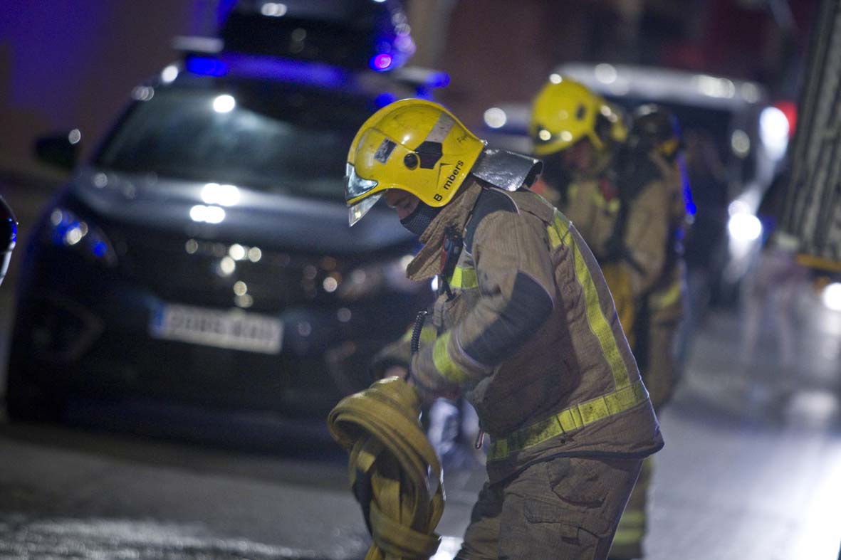 Una gran branca cau al damunt d'un camió de la brossa a Terrassa