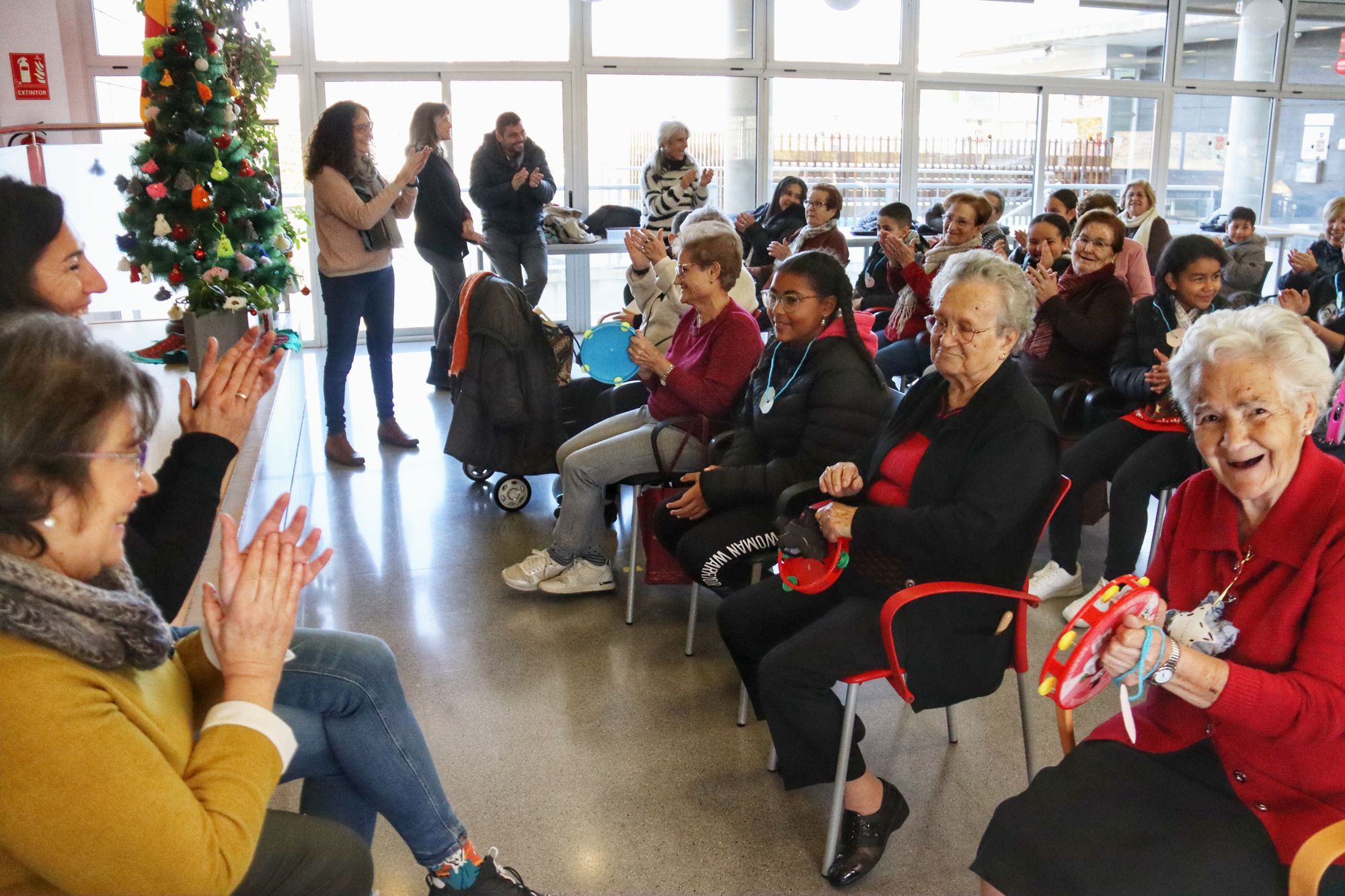Alumnes de Terrassa elaboren estrelles amb roba reciclada per a la gent gran