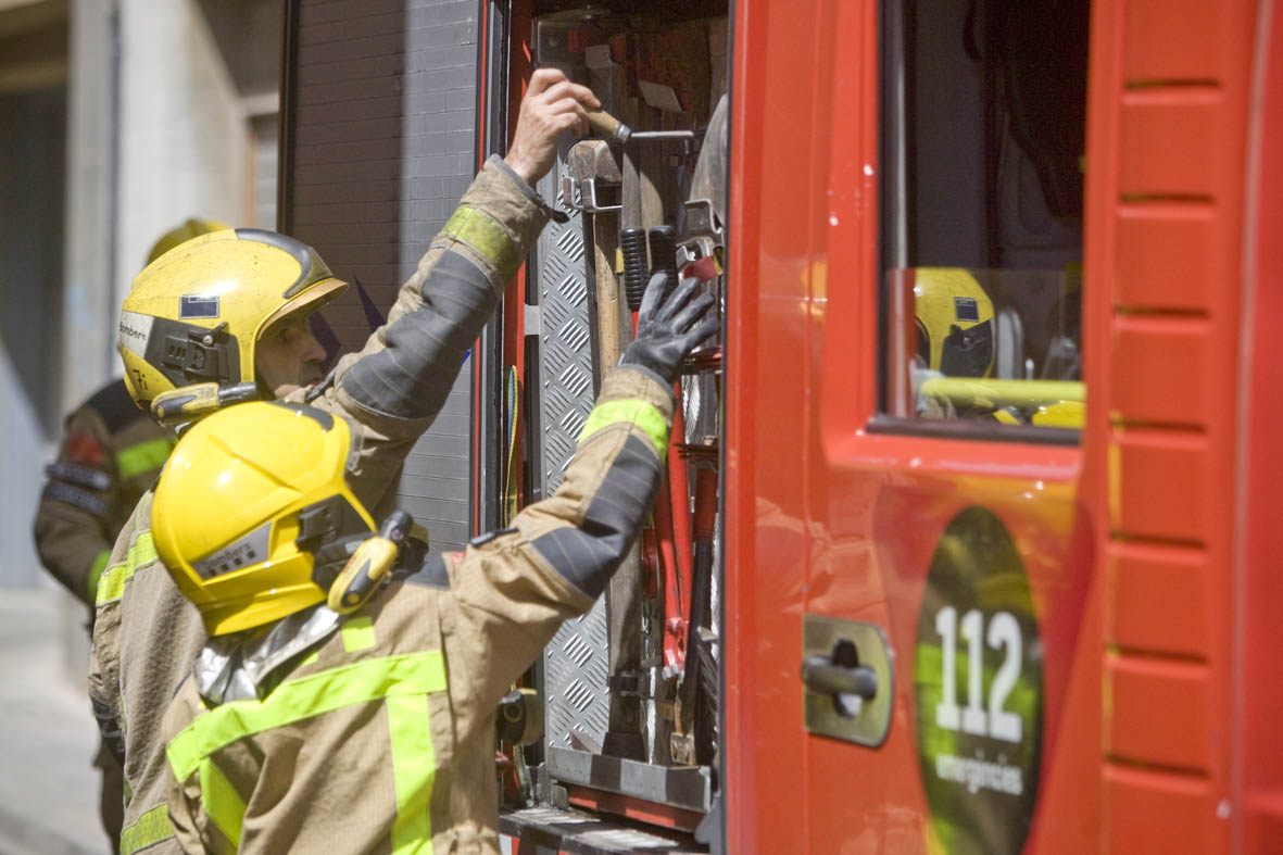 Una persona intoxicada en un incendi a Terrassa