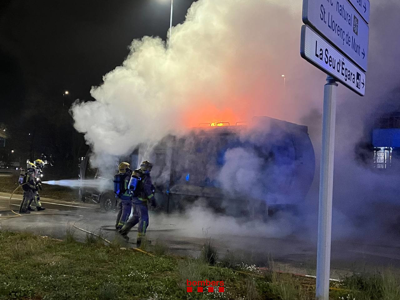 Crema un camió d'escombraries al carrer de l'Aire de Terrassa