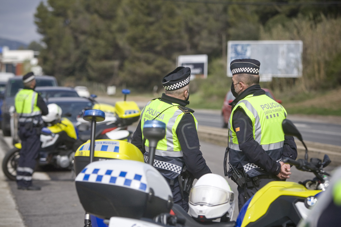 En patinet parlant pel mòbil i amb marihuana