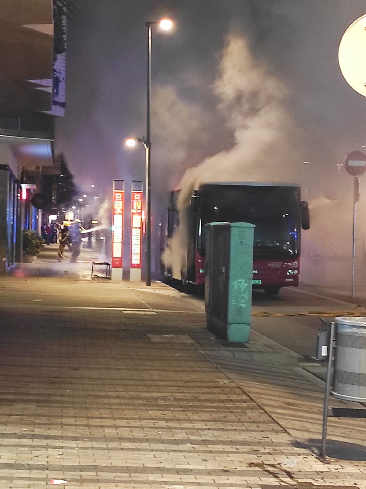 Espectacular incendi d'un autobús a Terrassa