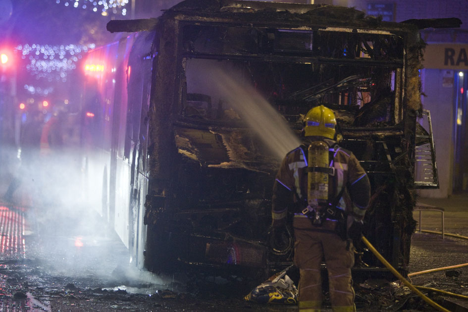 FOTOS | Incendi d'un autobús a Terrassa