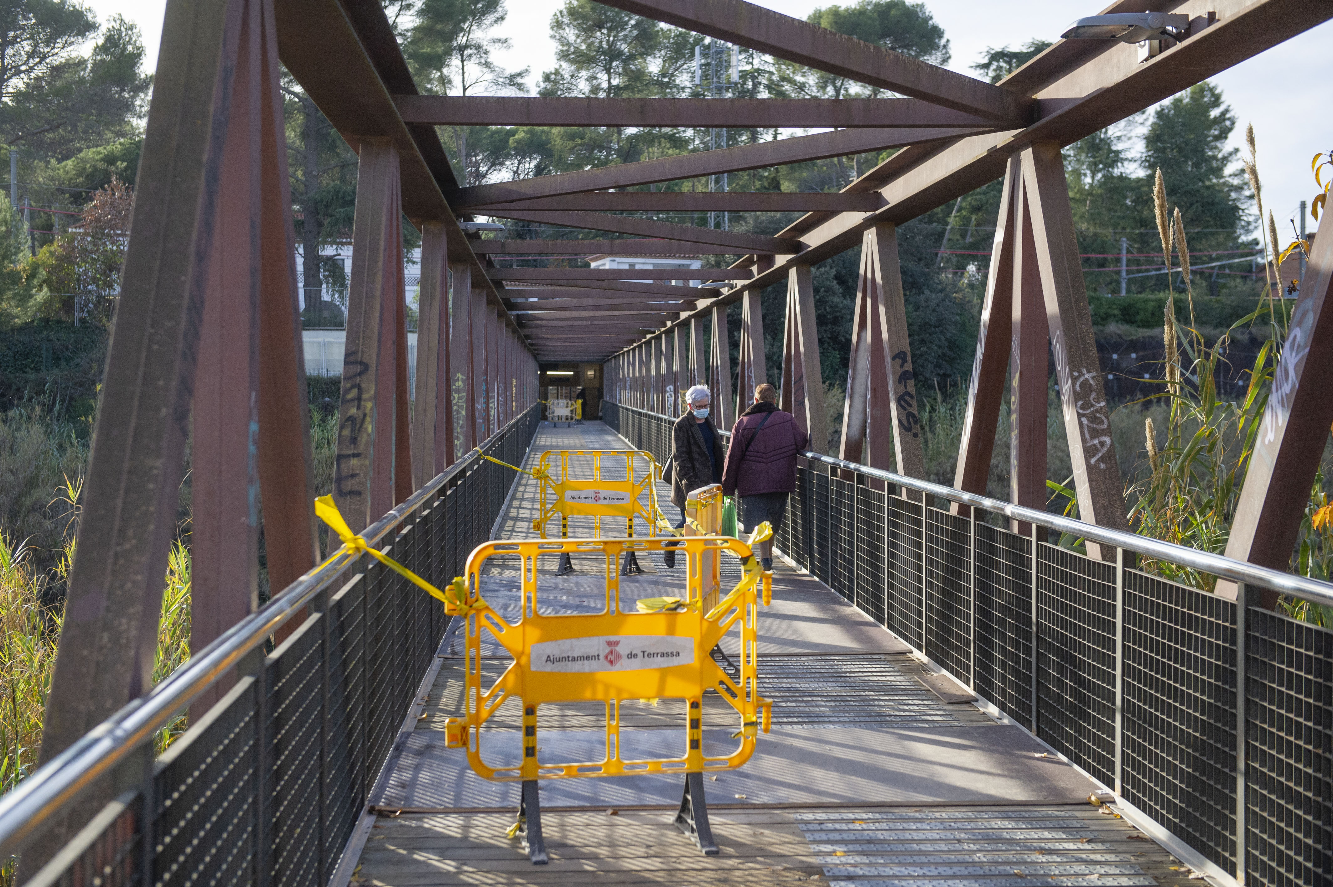 Una passarel·la oxidada i amb un munt de caigudes a Terrassa