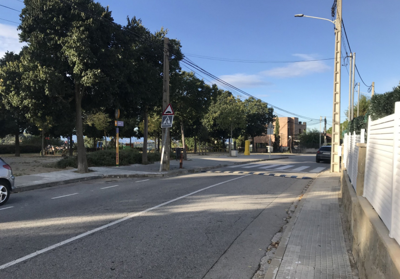 Un pas de vianants elevat en una urbanització de Terrassa