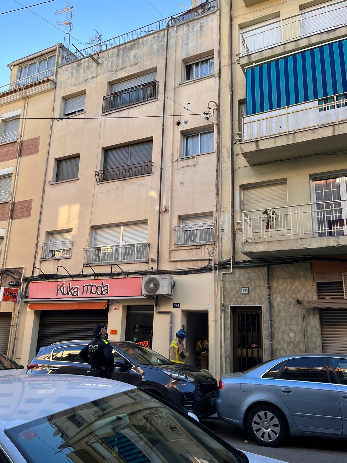 Desallotgen un bloc de pisos de Terrassa per un incendi