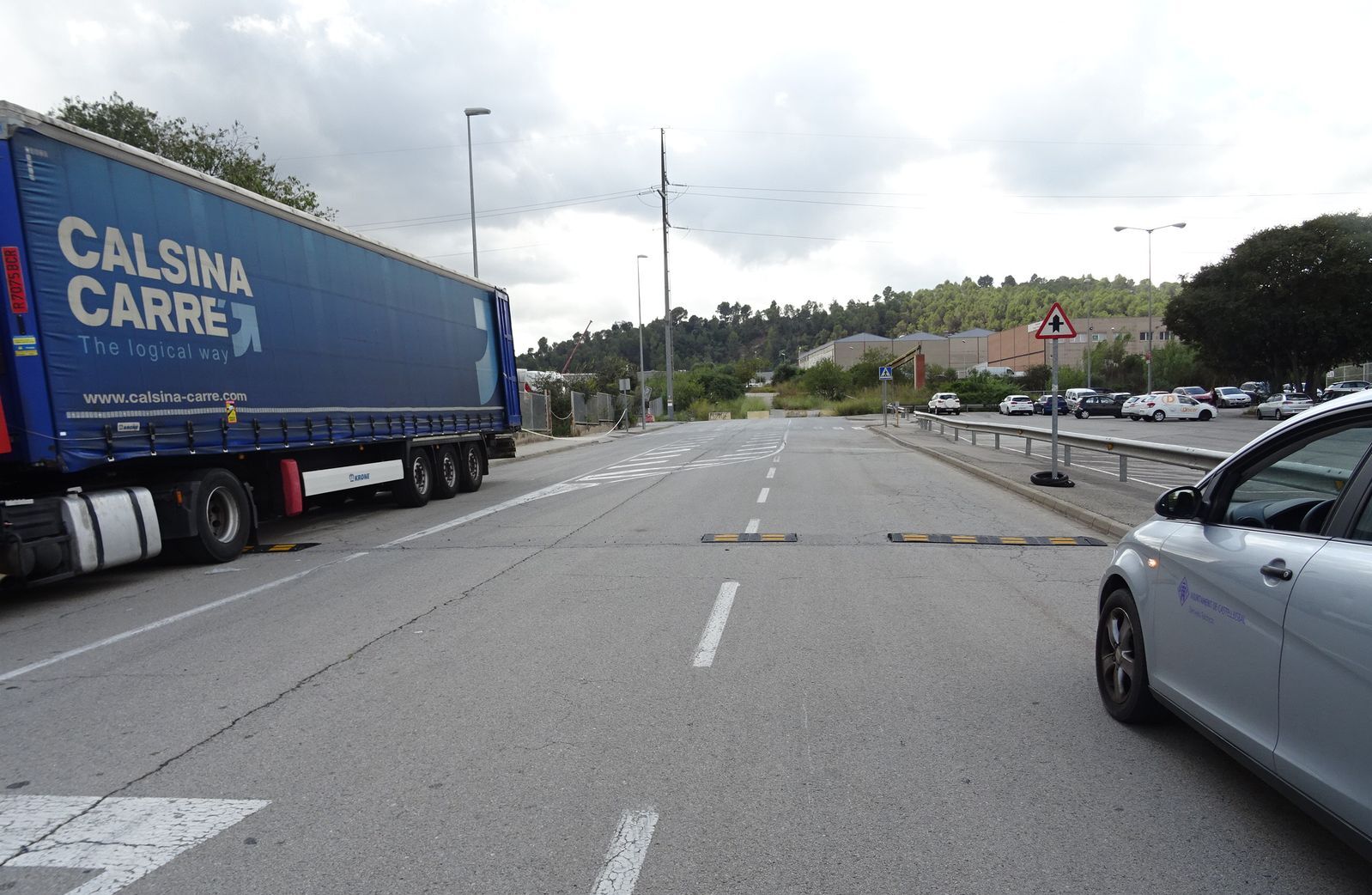 Obres d’asfaltatge a l’àrea industrial del Llobregat