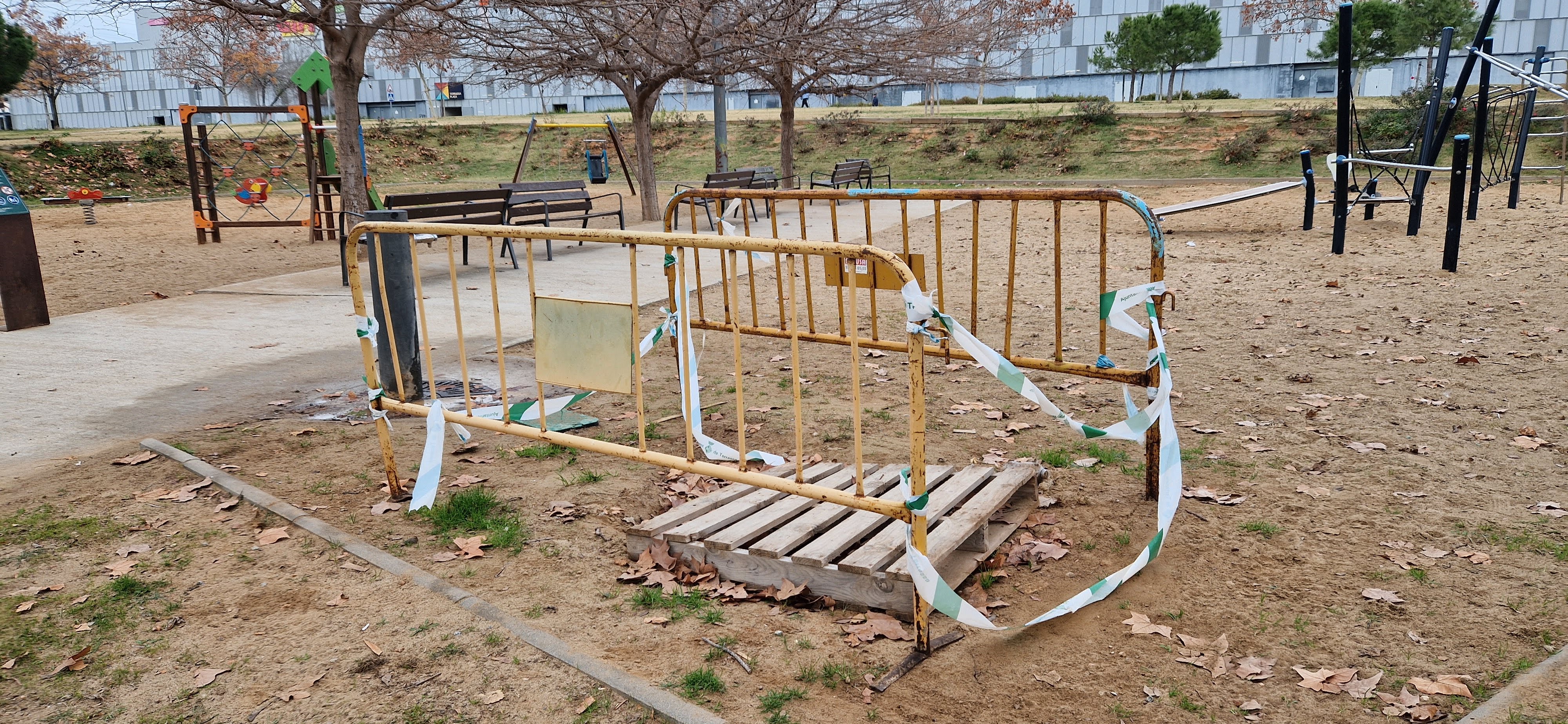 Denuncien el mal estat d'un parc infantil de Terrassa