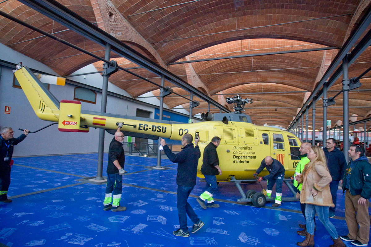 S'obre a Terrassa l'exposició amb l'helicòpter de Bombers